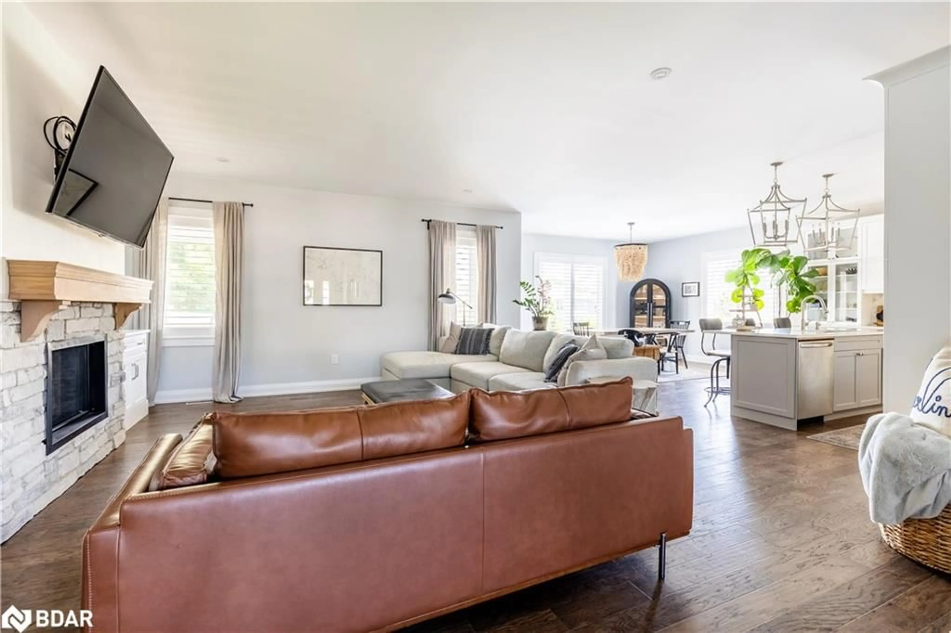 Living room with furniture, unknown for 19 Cheslock Cres, Warminster Ontario L3V 8N8