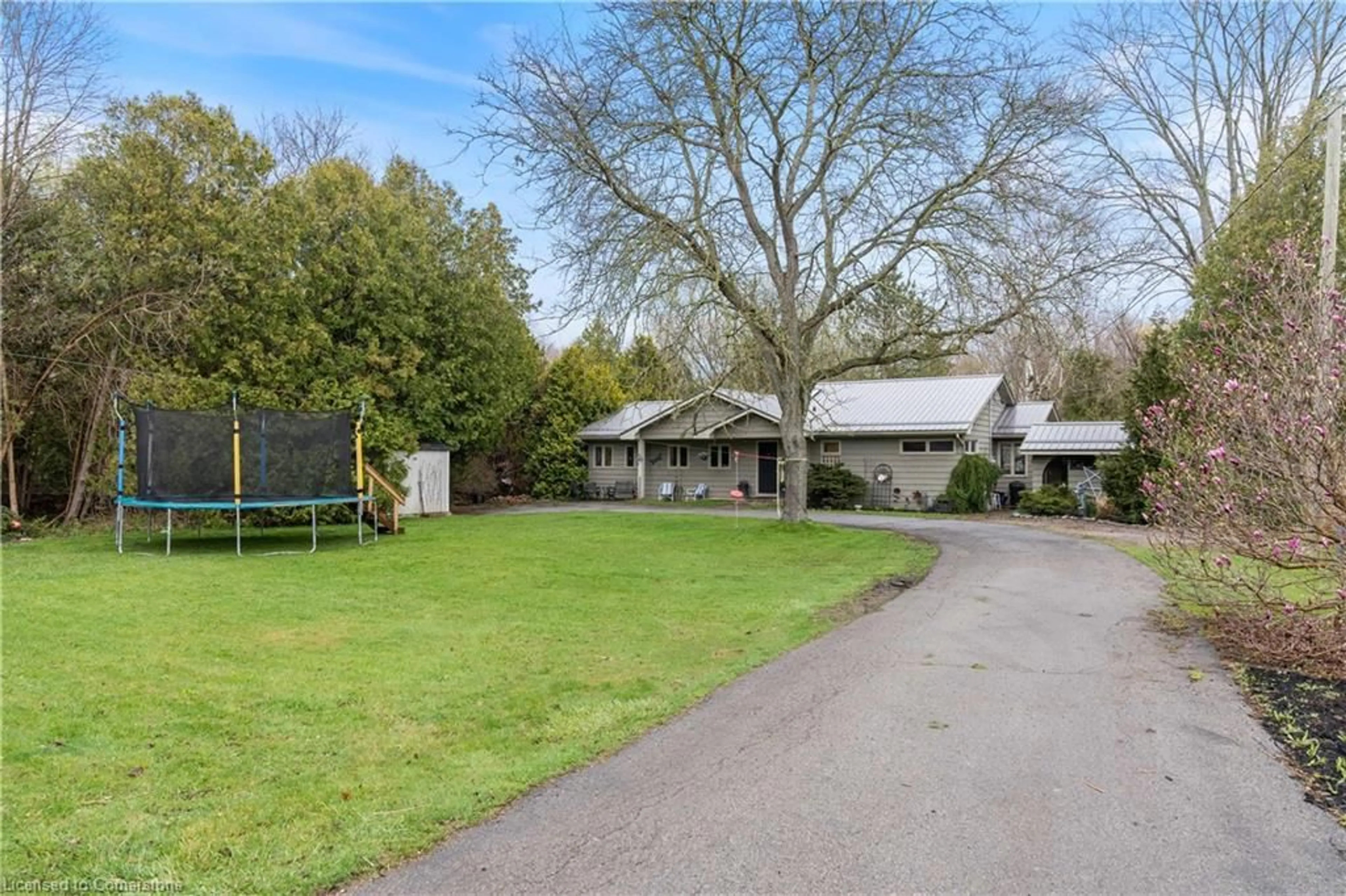 A pic from outside/outdoor area/front of a property/back of a property/a pic from drone, street for 425 Norfolk St, Simcoe Ontario N3Y 2V4