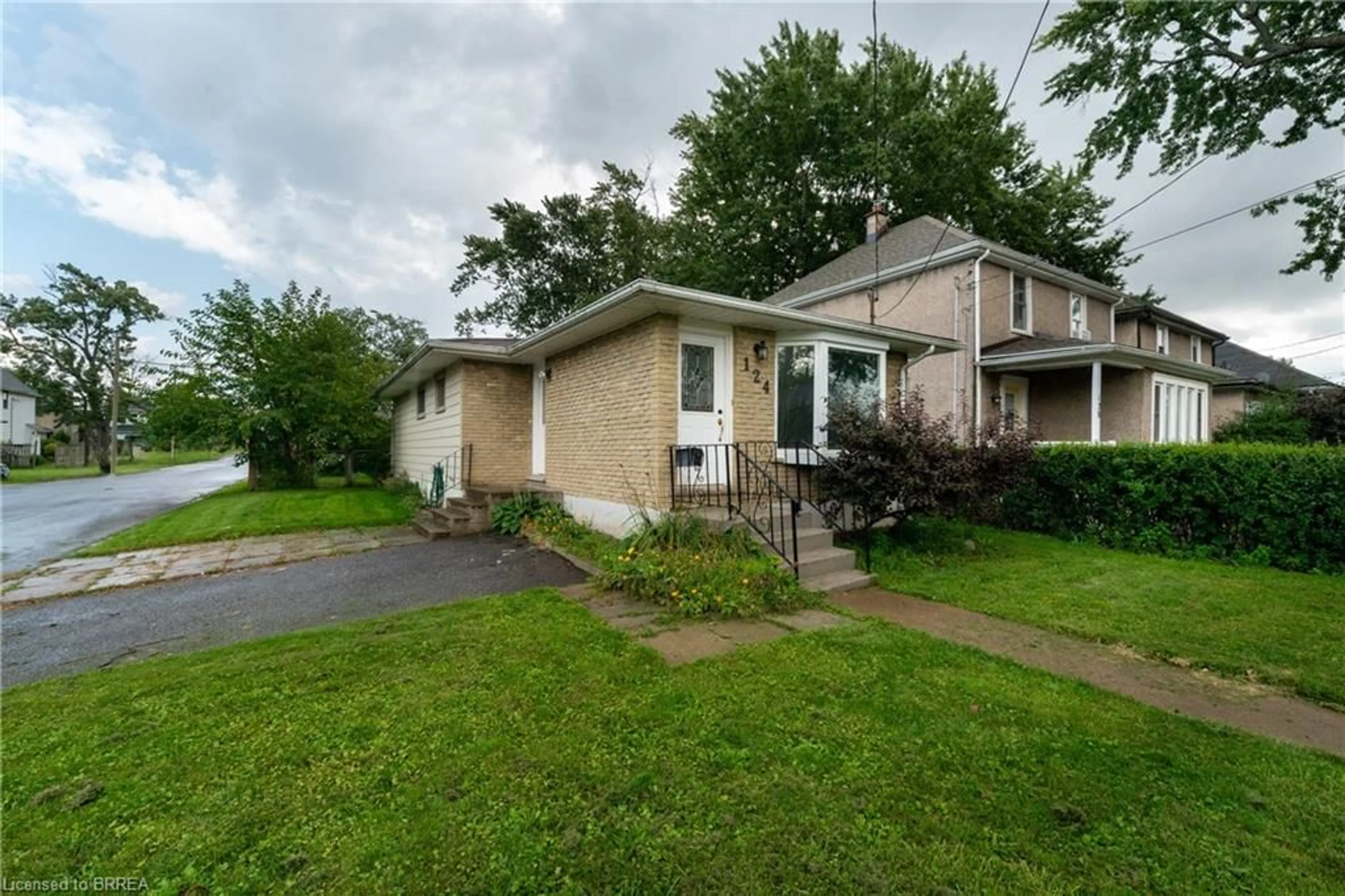 A pic from outside/outdoor area/front of a property/back of a property/a pic from drone, street for 124 Oakland Ave, Welland Ontario L3C 2C3