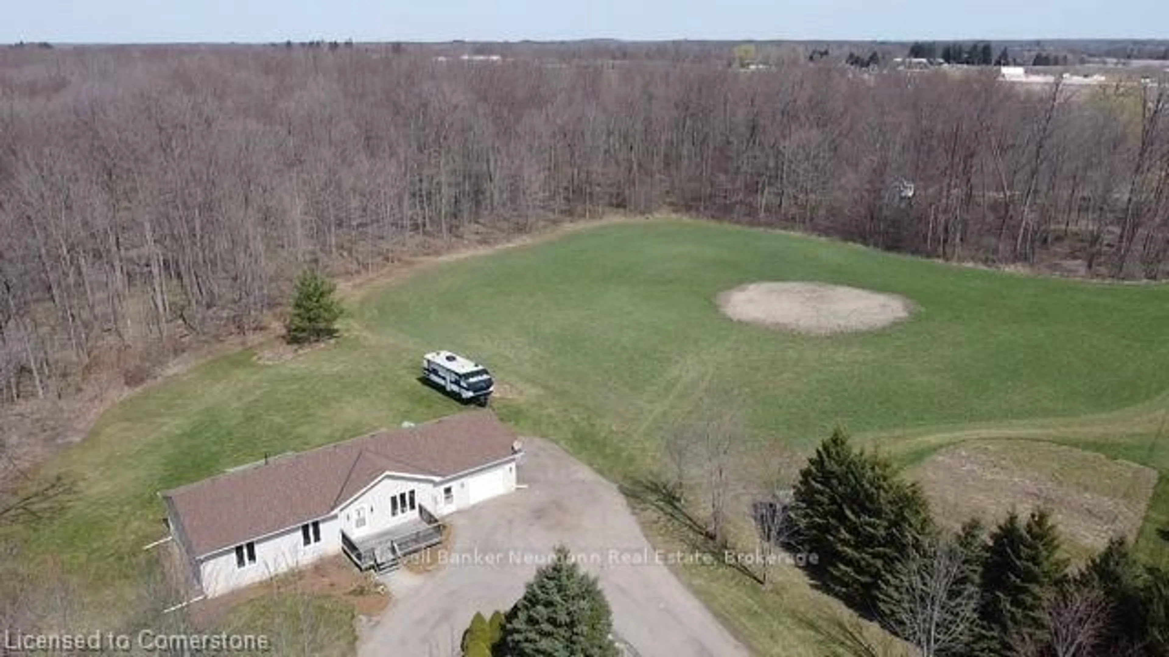 A pic from outside/outdoor area/front of a property/back of a property/a pic from drone, unknown for 2540 Hespeler Rd, Cambridge Ontario N3C 2V3