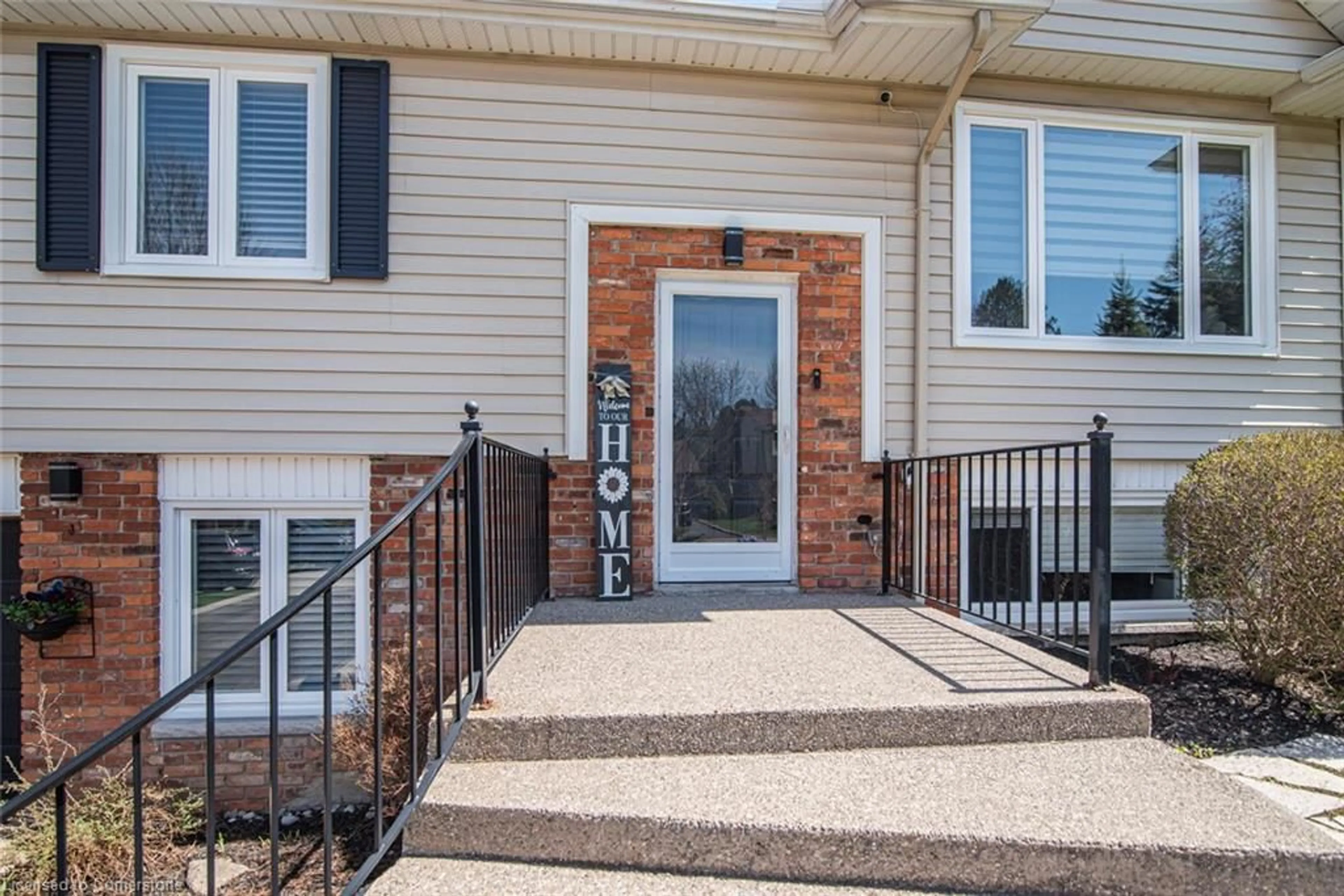 Indoor entryway for 647 Tomahawk Cres, Ancaster Ontario L9G 3N2