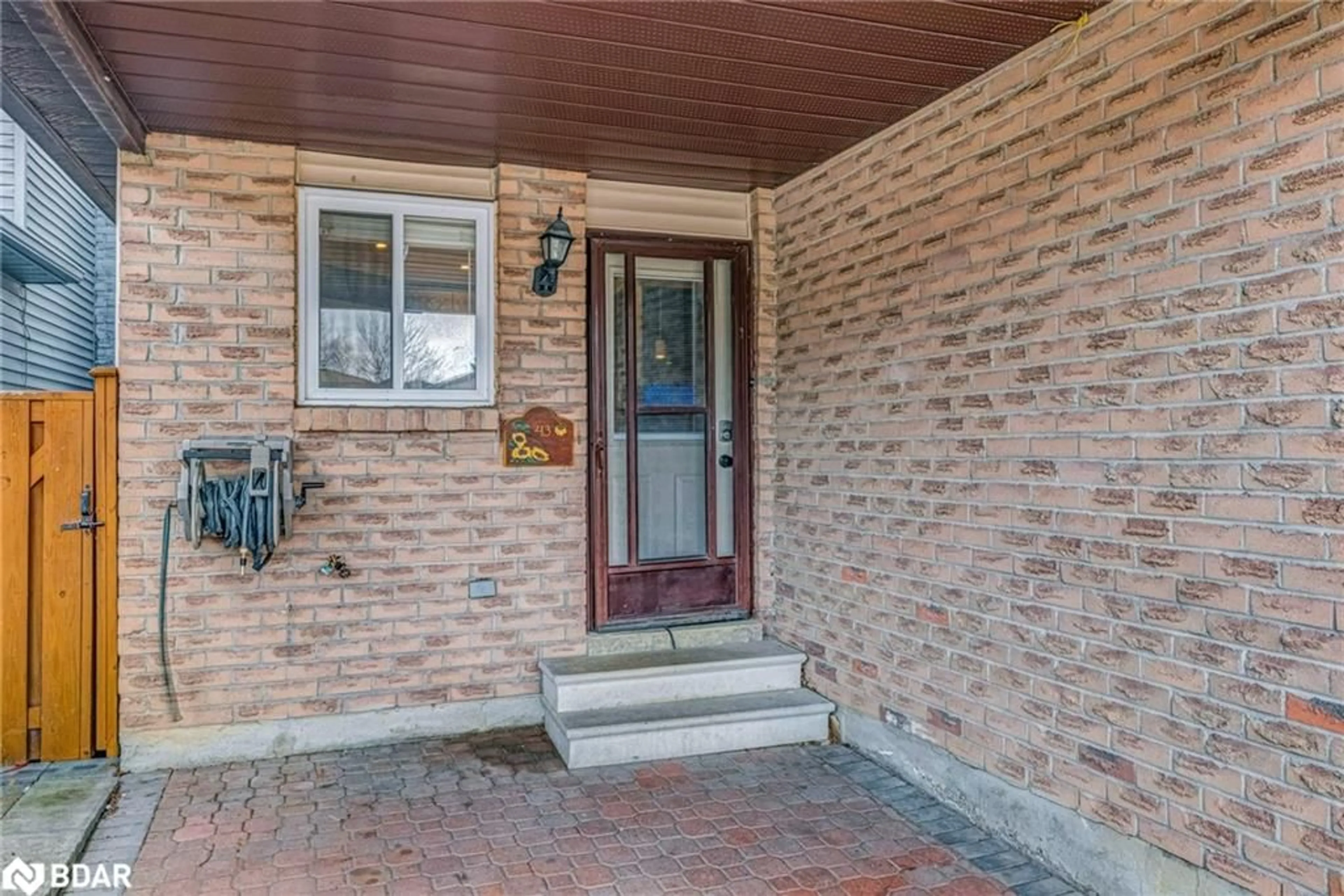 Indoor entryway for 43 Longview Dr, Bradford Ontario L3Z 2H4