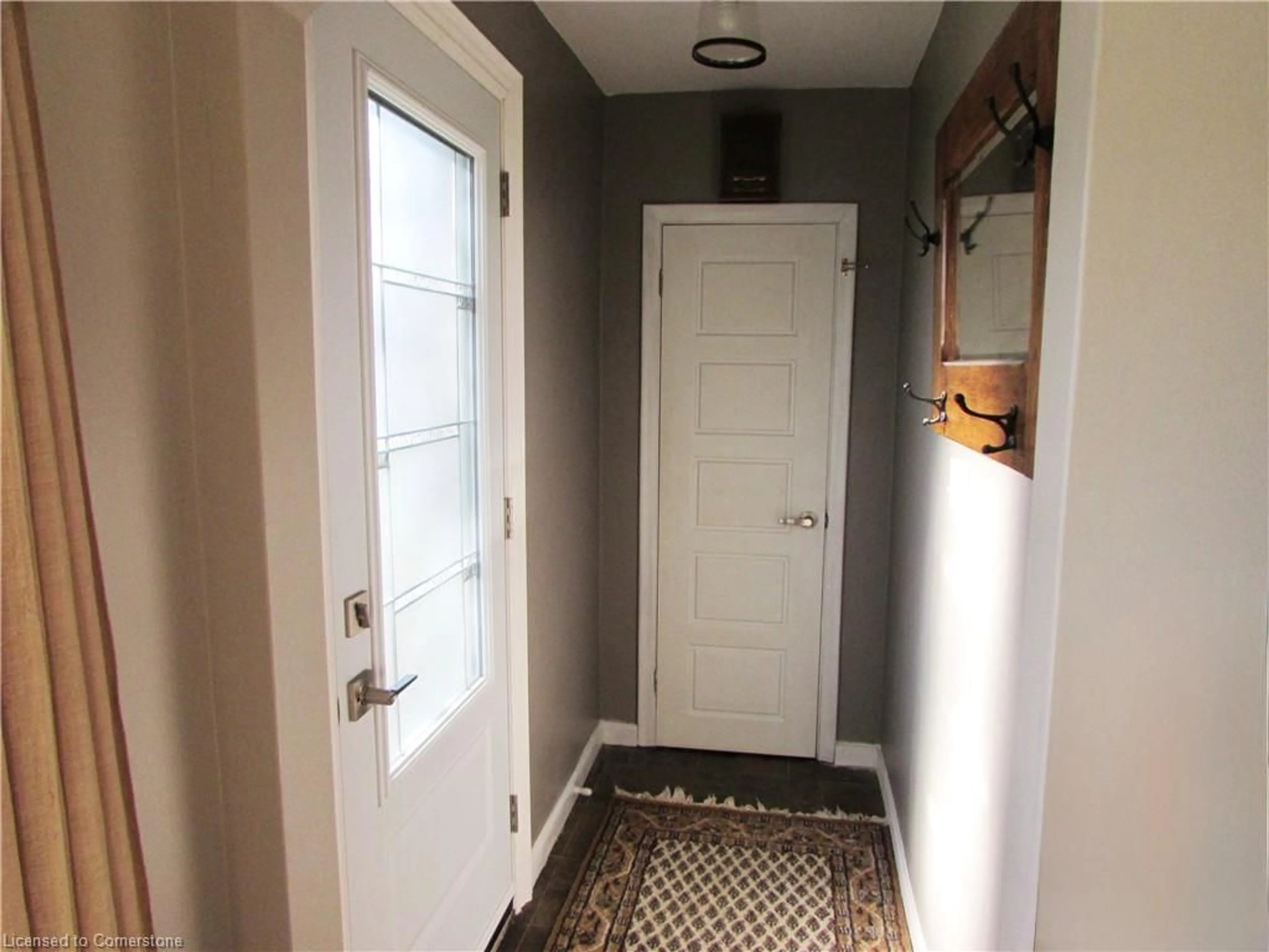 Indoor entryway for 342 East 17th St, Hamilton Ontario L9A 4M8
