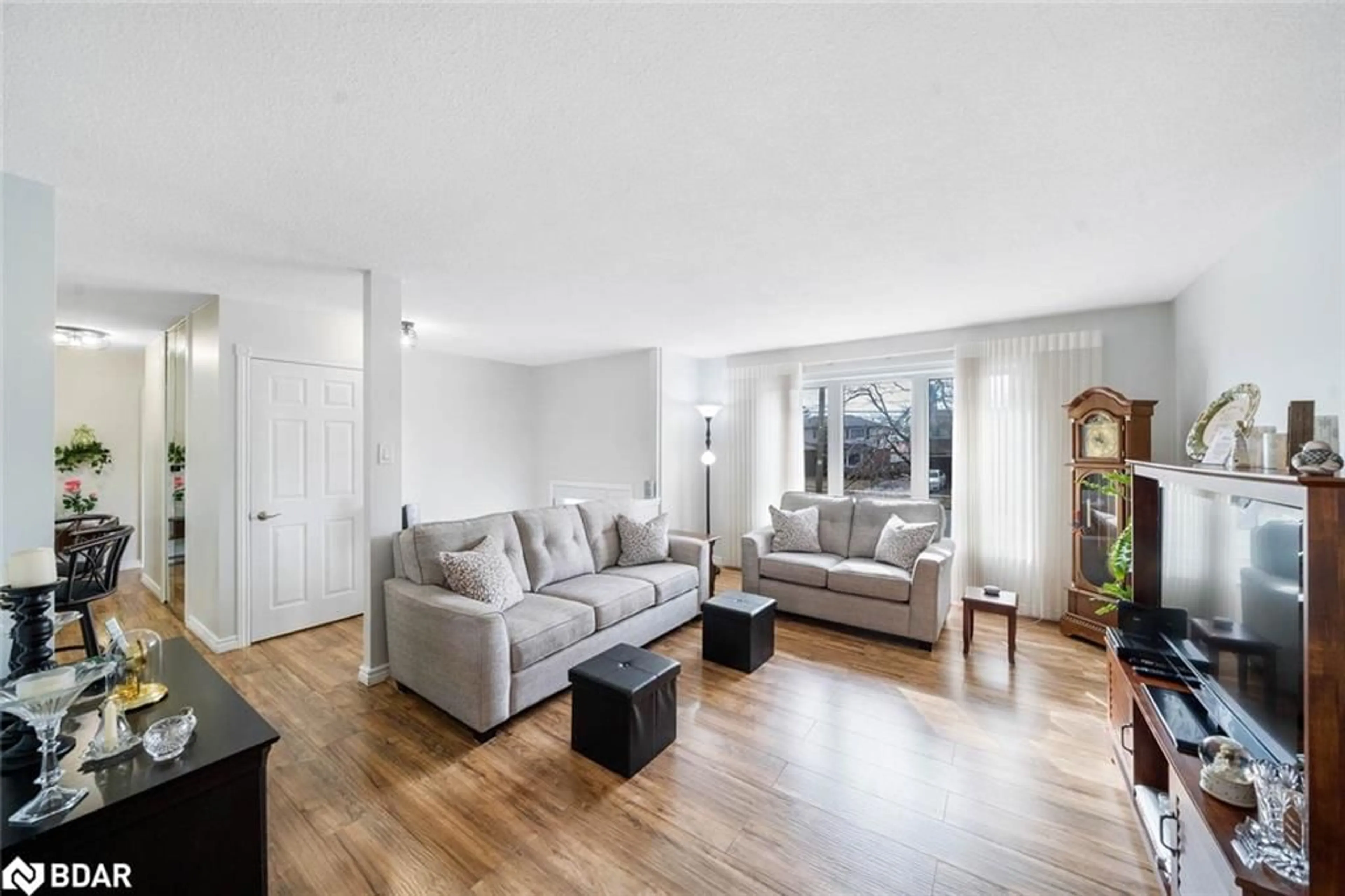 Living room with furniture, unknown for 80 Cundles Rd, Barrie Ontario L4M 2Z7