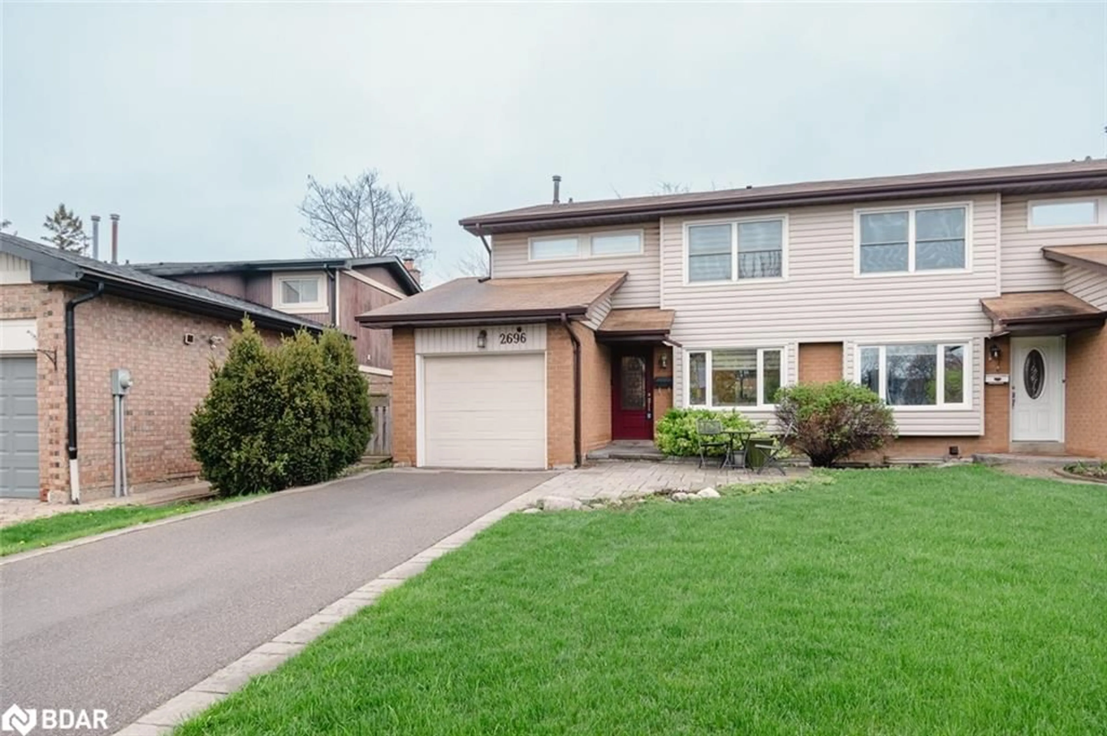Home with vinyl exterior material, street for 2696 Los Palmas Crt, Mississauga Ontario L5N 2G7