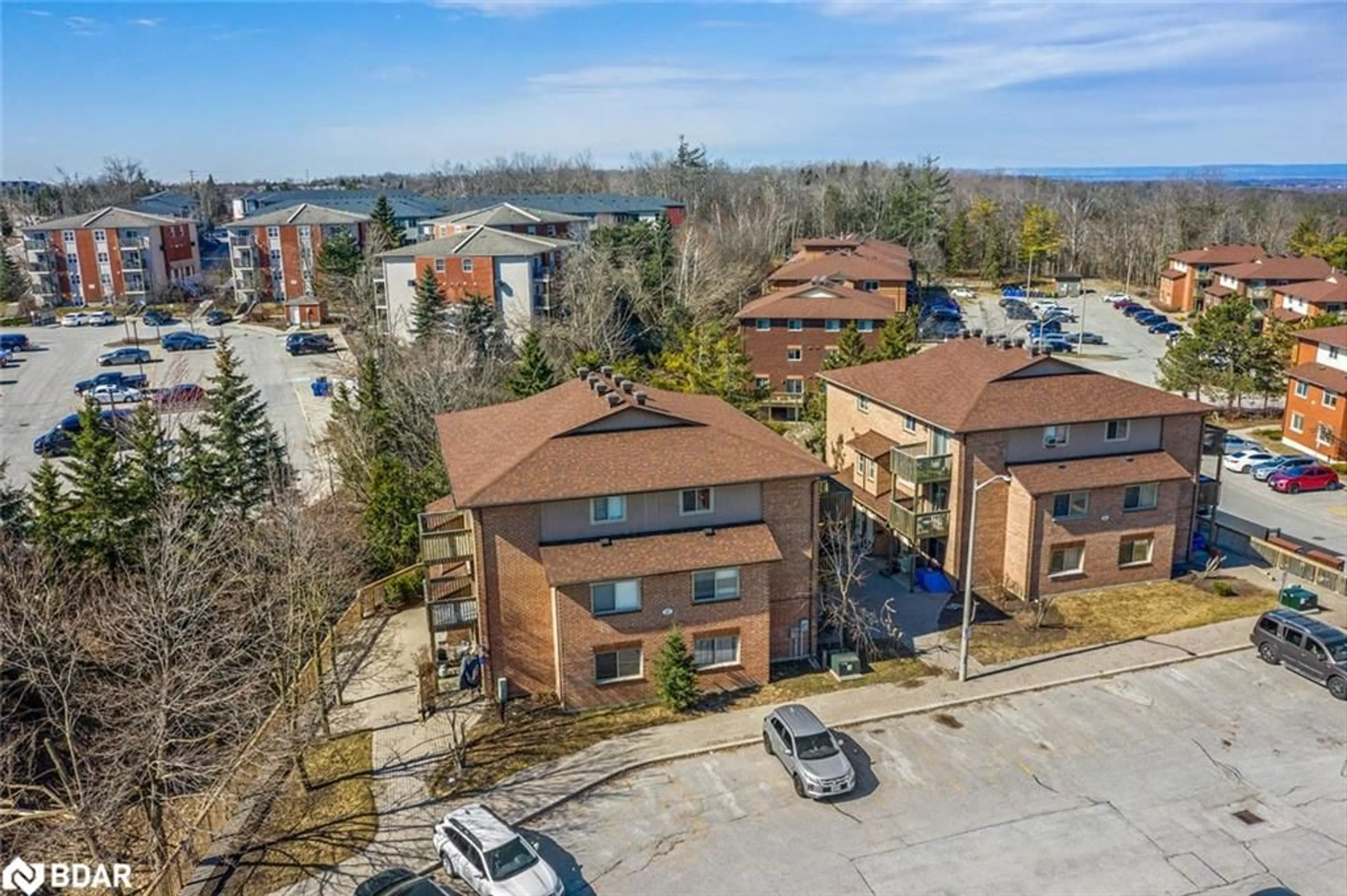 A pic from outside/outdoor area/front of a property/back of a property/a pic from drone, building for 13 Meadow Lane #8, Barrie Ontario L4N 6Z1