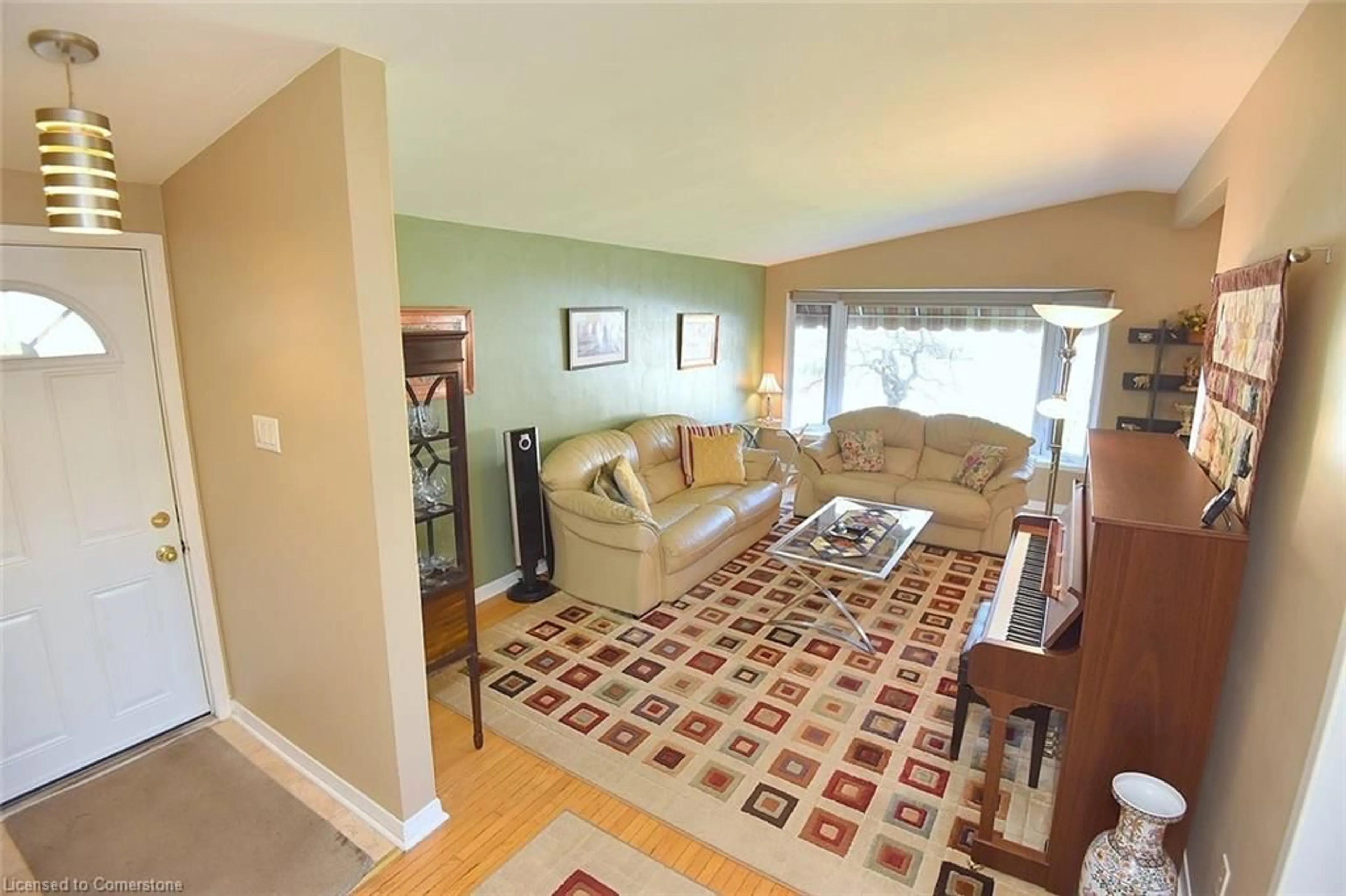 Living room with furniture, unknown for 21 Moonglow Pl, Dundas Ontario L9H 3R6