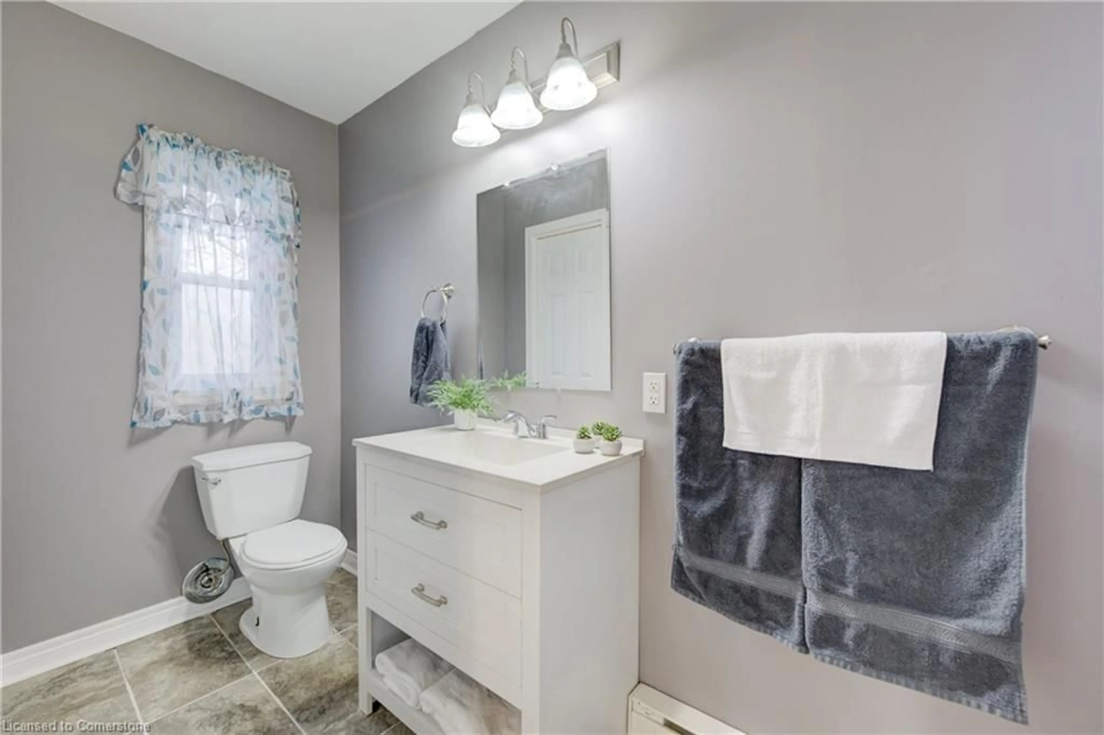 Standard bathroom, ceramic/tile floor for 268 6th St, Hanover Ontario N4N 1C4