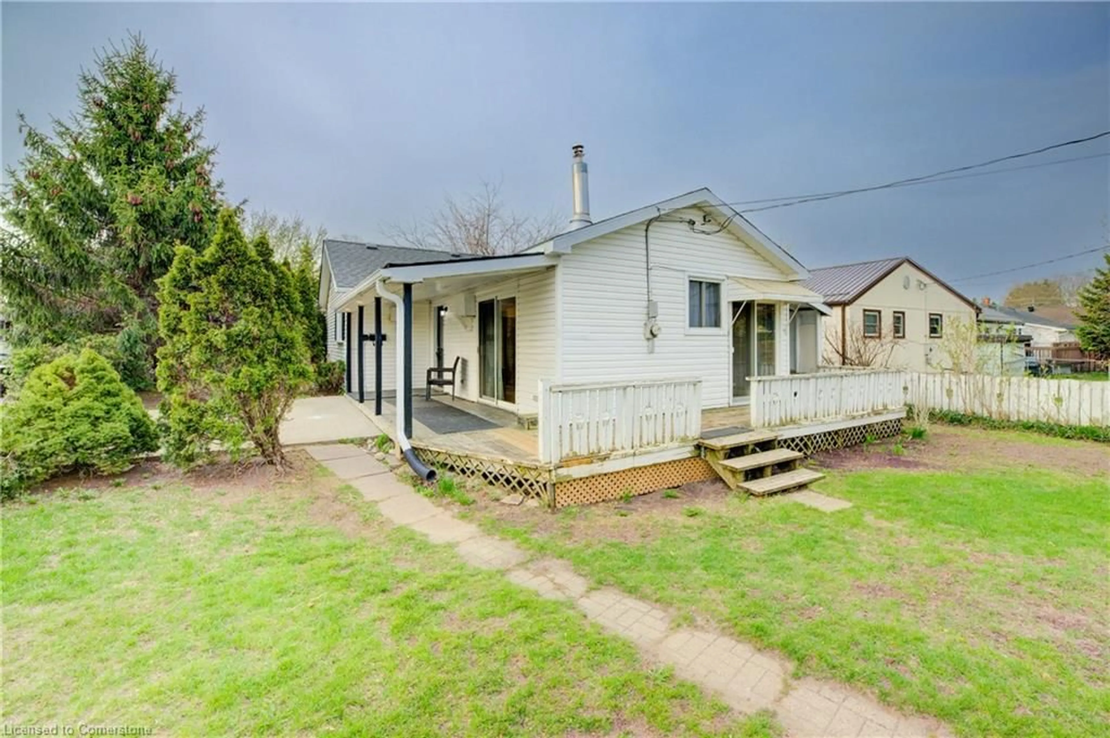 A pic from outside/outdoor area/front of a property/back of a property/a pic from drone, building for 268 6th St, Hanover Ontario N4N 1C4