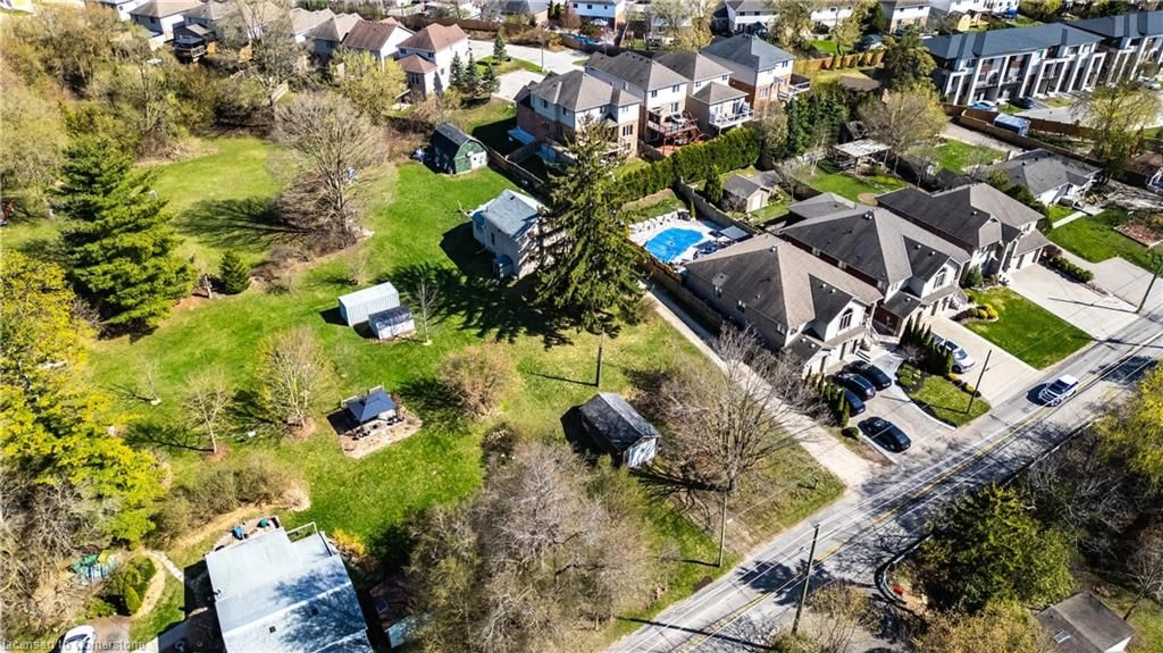 A pic from outside/outdoor area/front of a property/back of a property/a pic from drone, street for 394 River Rd, Cambridge Ontario N3C 2B7