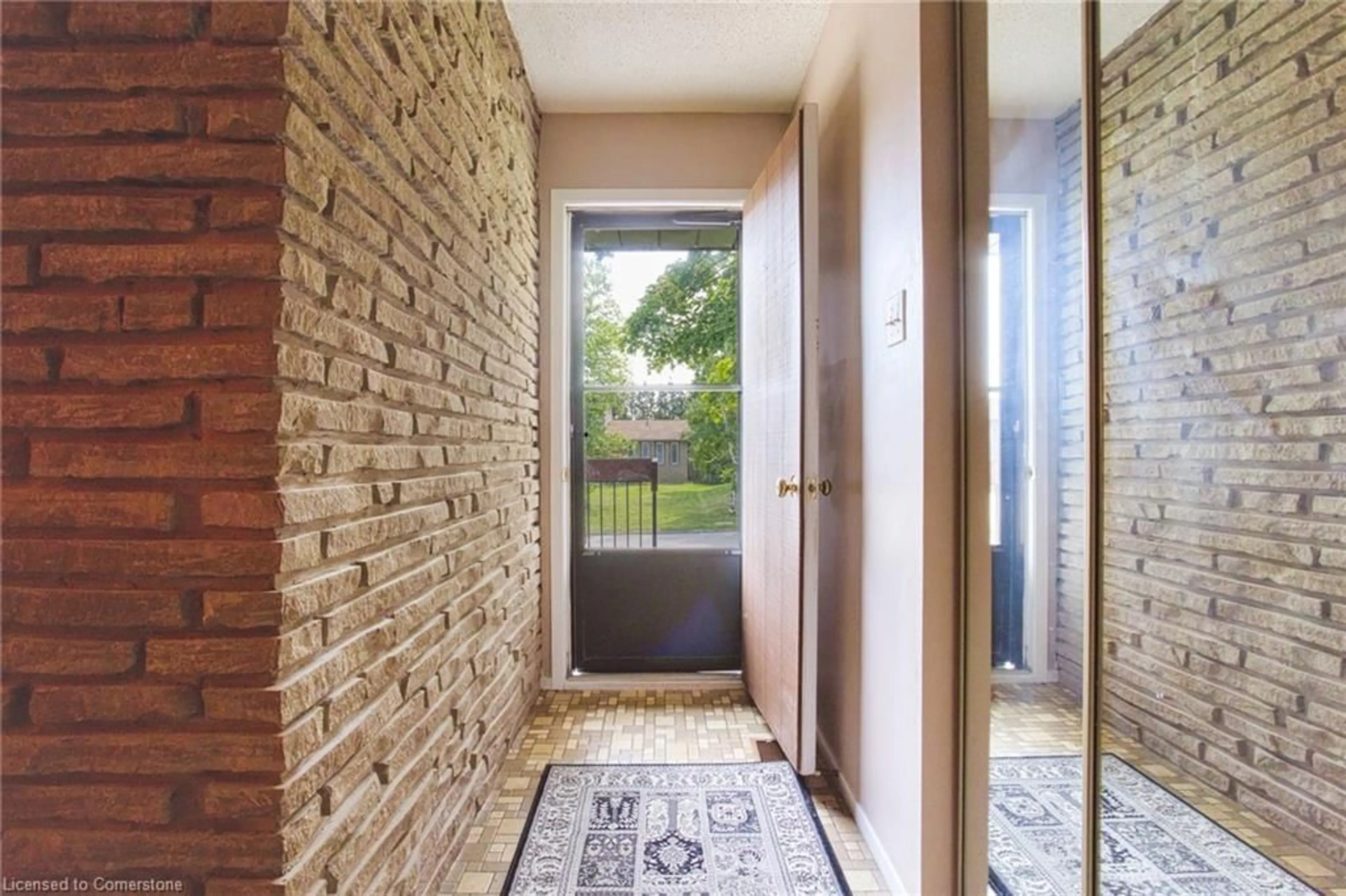 Indoor entryway for 4 Cedar Glen&, Grimsby Ontario L3M 4K2