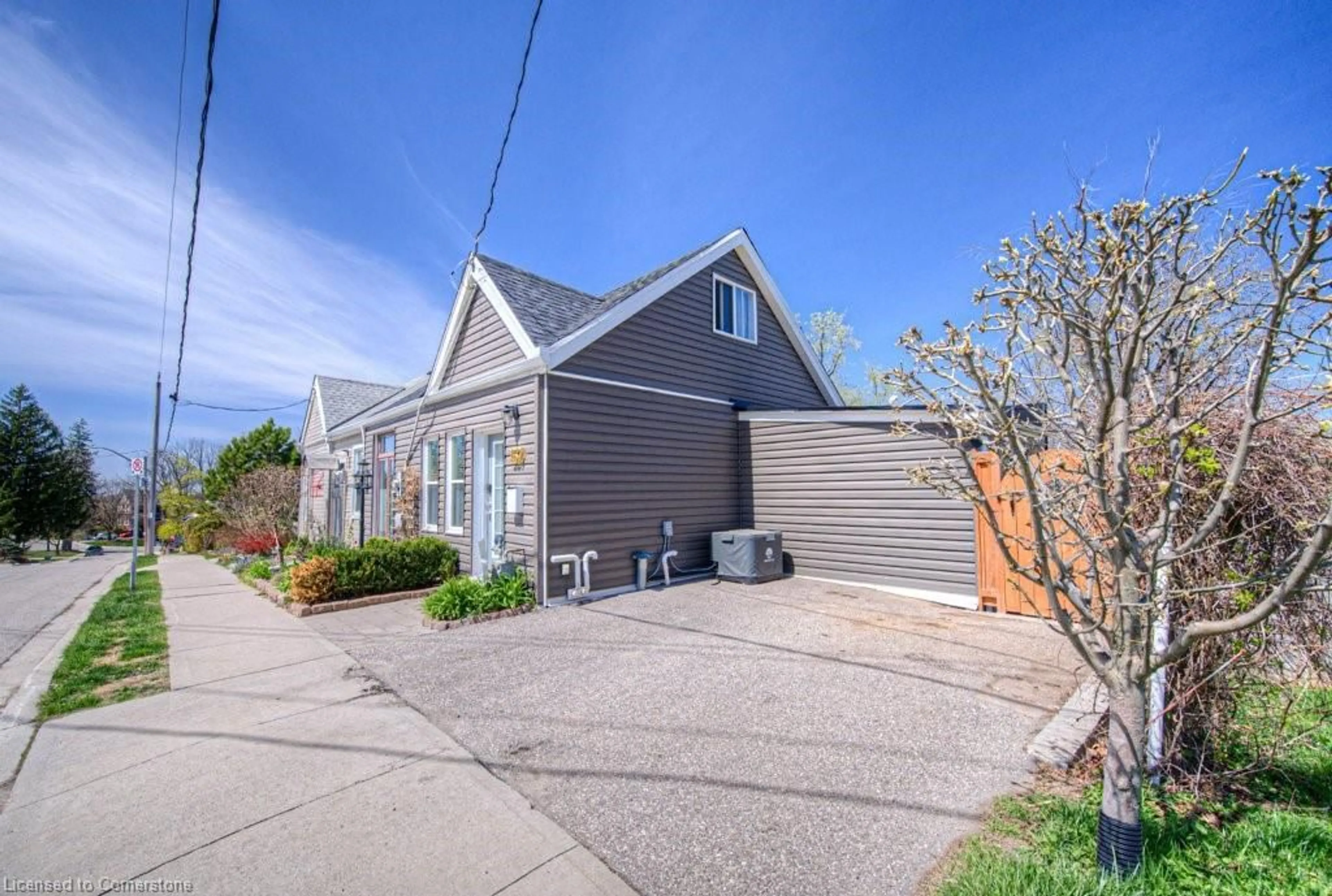 A pic from outside/outdoor area/front of a property/back of a property/a pic from drone, street for 157 Henderson St, Cambridge Ontario N3C 2G3