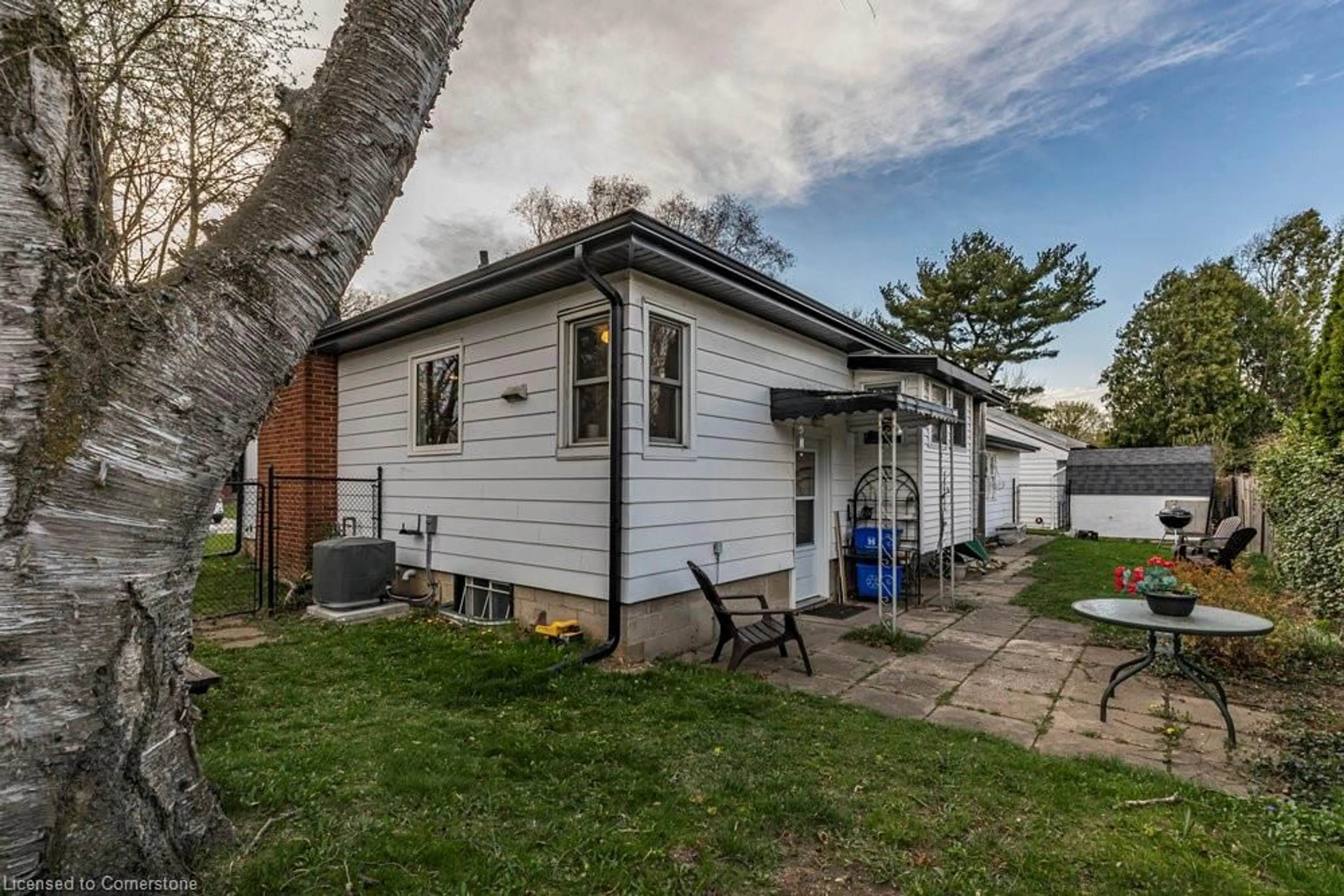 A pic from outside/outdoor area/front of a property/back of a property/a pic from drone, street for 14 Danbury St, Dundas Ontario L9H 4P5