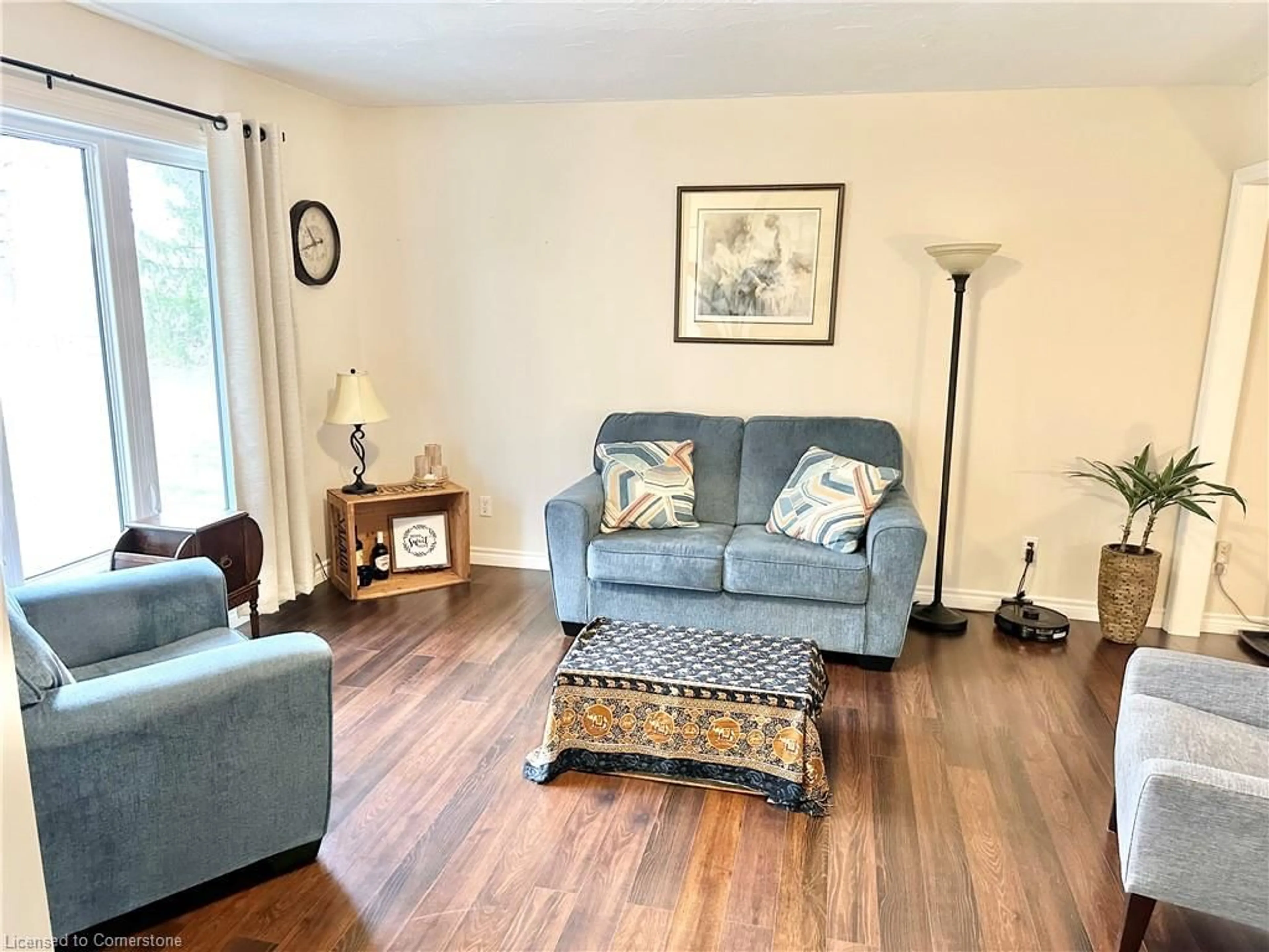 Living room with furniture, wood/laminate floor for 708 Hines Rd, Dunnville Ontario N1A 2W7
