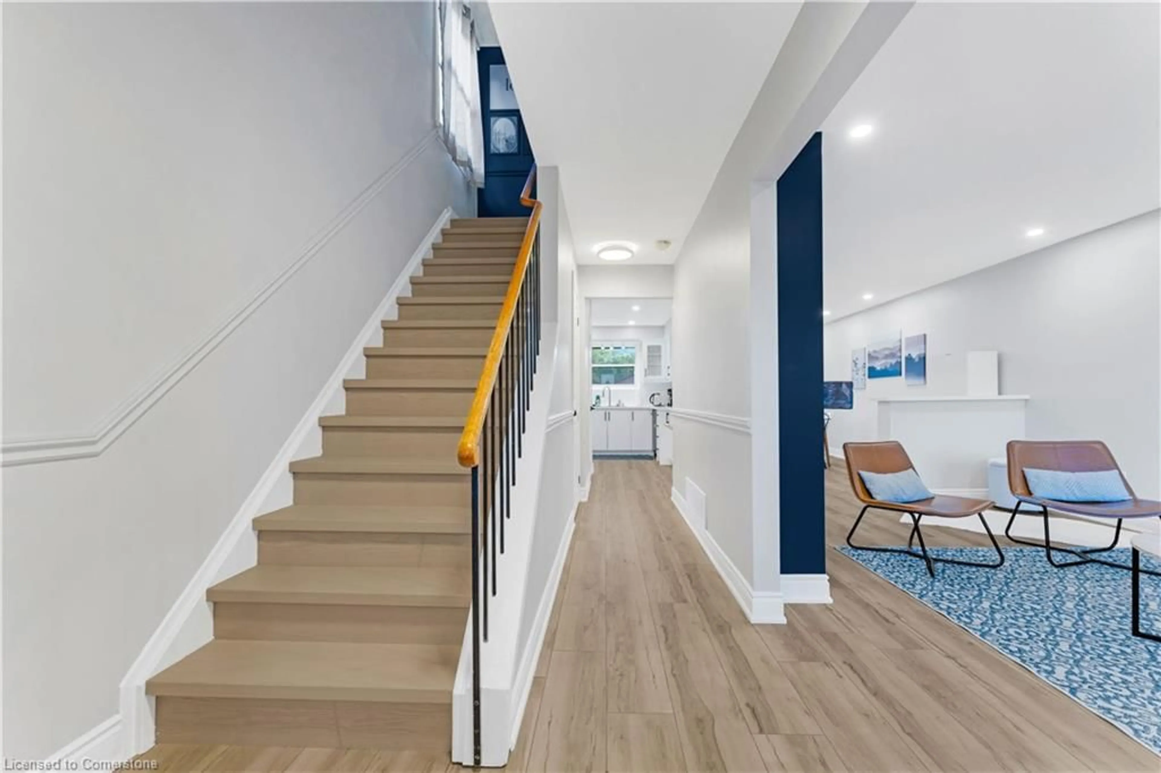 Indoor foyer for 2258 Manchester Dr, Burlington Ontario L7P 3W2