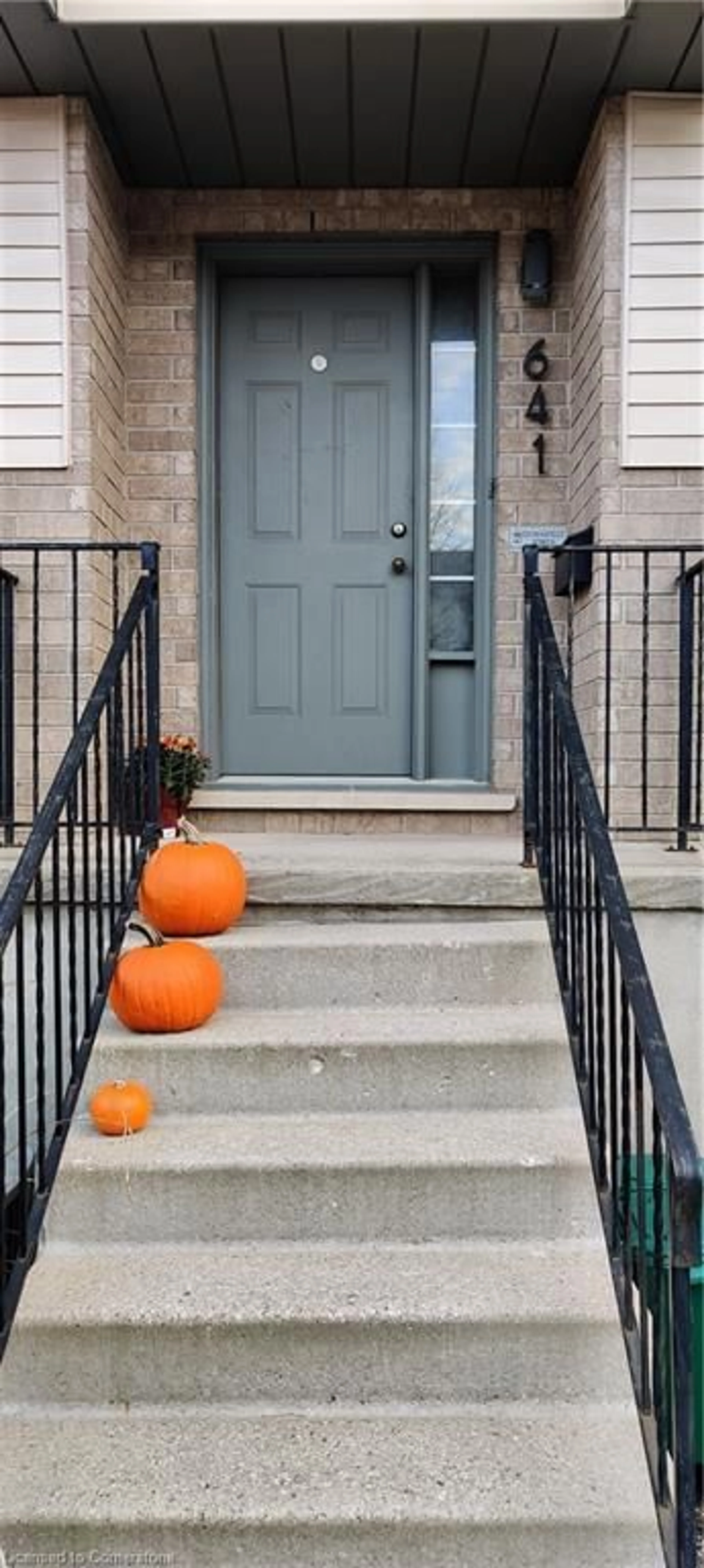 Stairs for 641 Grange Cres, Waterloo Ontario N2T 2L9