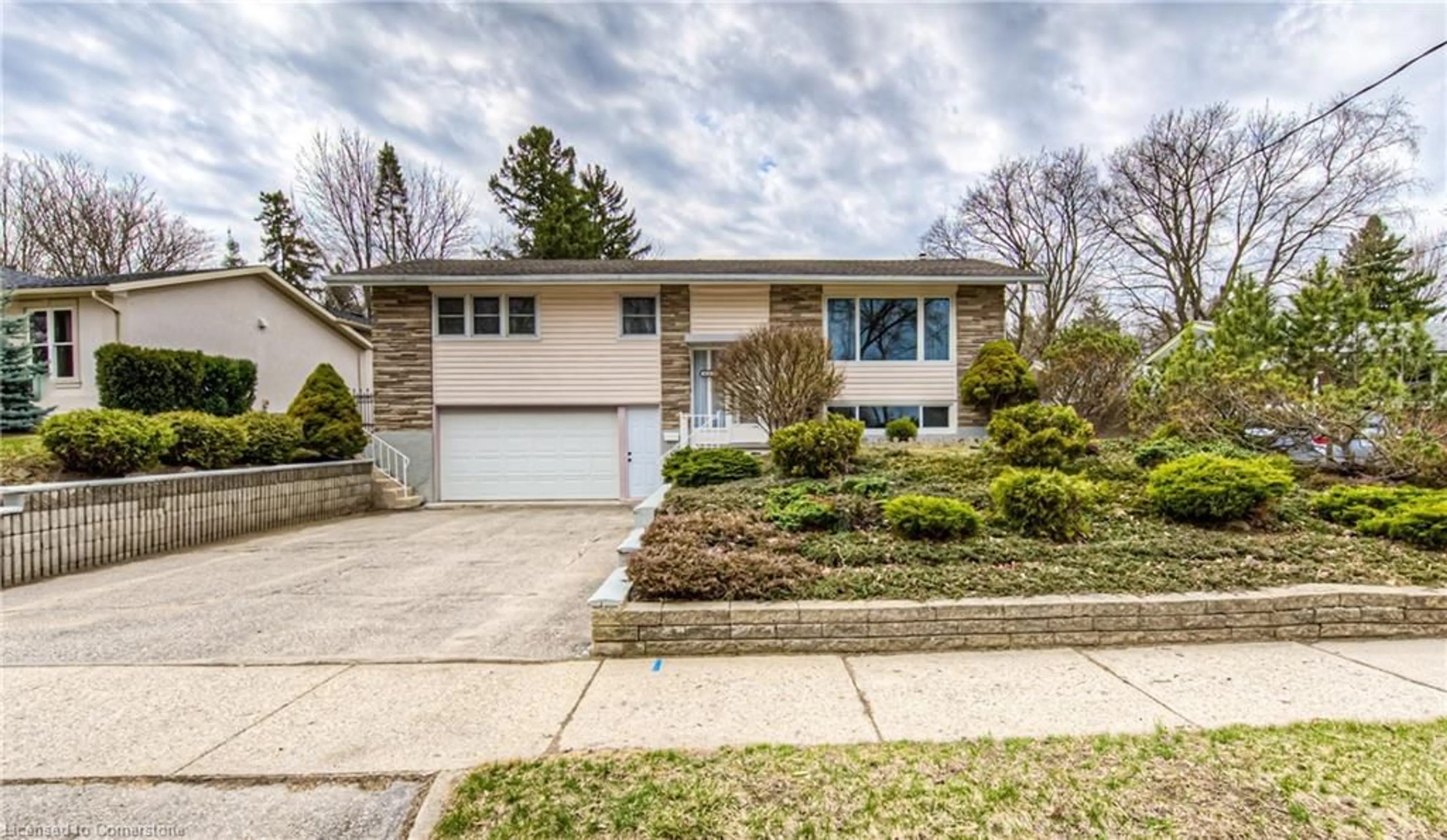 Home with vinyl exterior material, street for 211 Lakeside Dr, Kitchener Ontario N2M 4C7