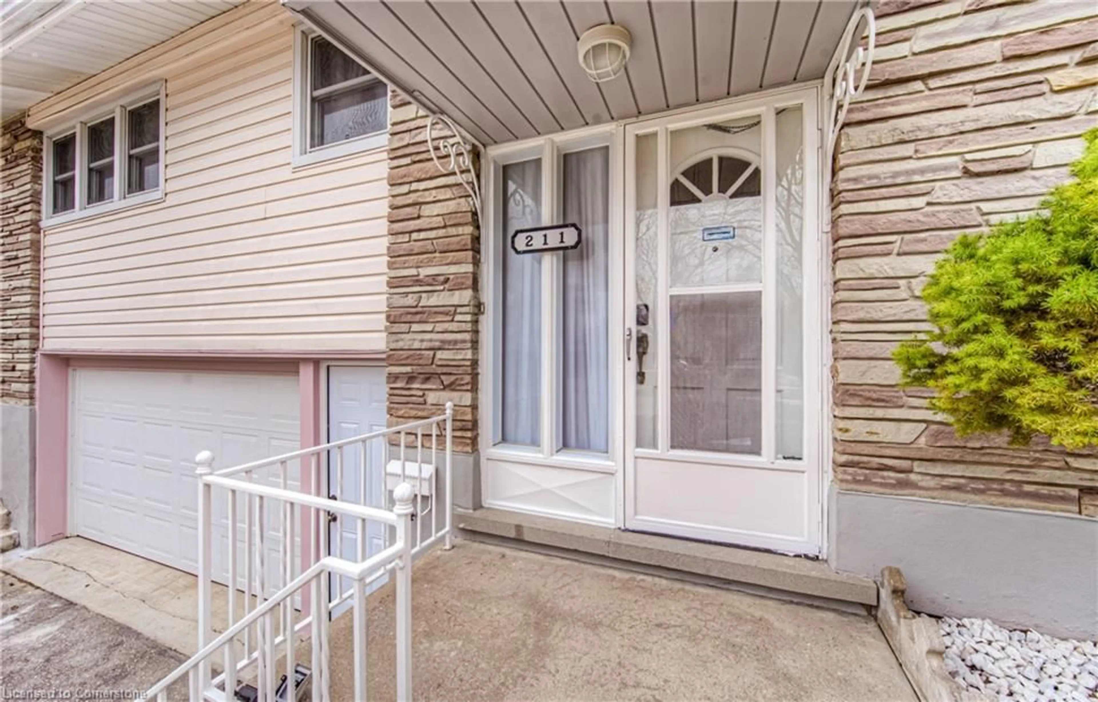 Indoor entryway for 211 Lakeside Dr, Kitchener Ontario N2M 4C7