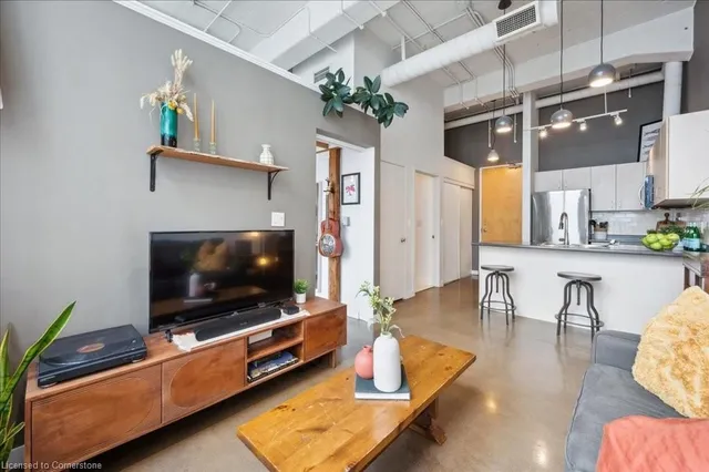 Additional property image - 404 King St Unit 205