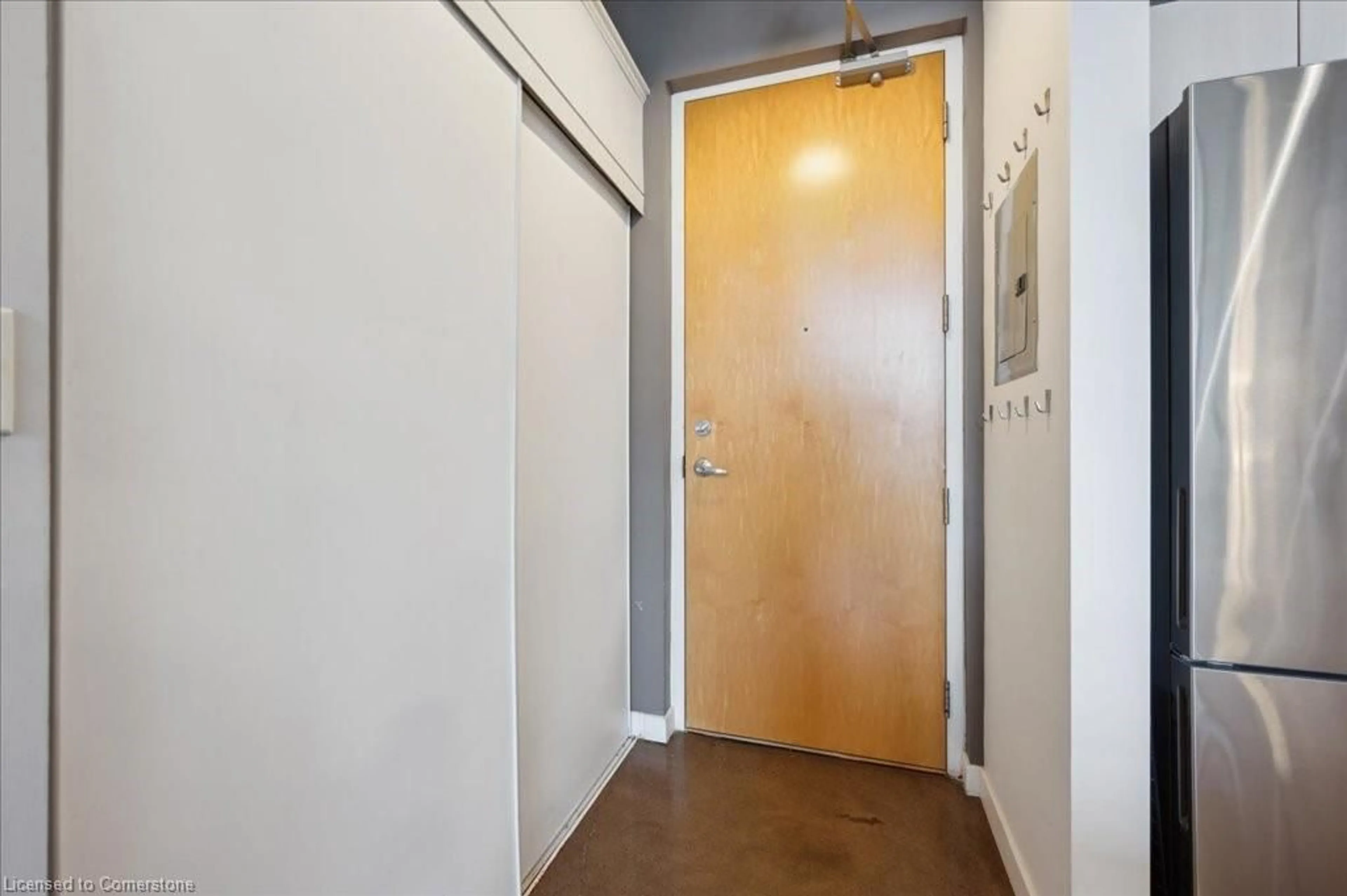 Indoor foyer for 404 King St #205, Kitchener Ontario N2G 2L5