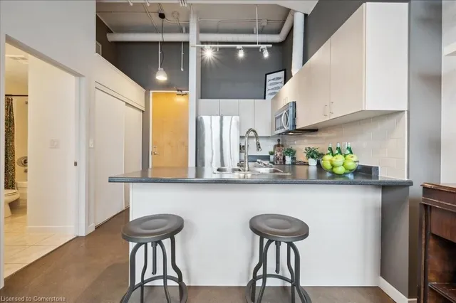 Additional property image - 404 King St Unit 205