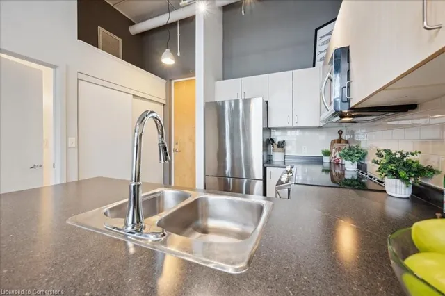 Additional property image - 404 King St Unit 205