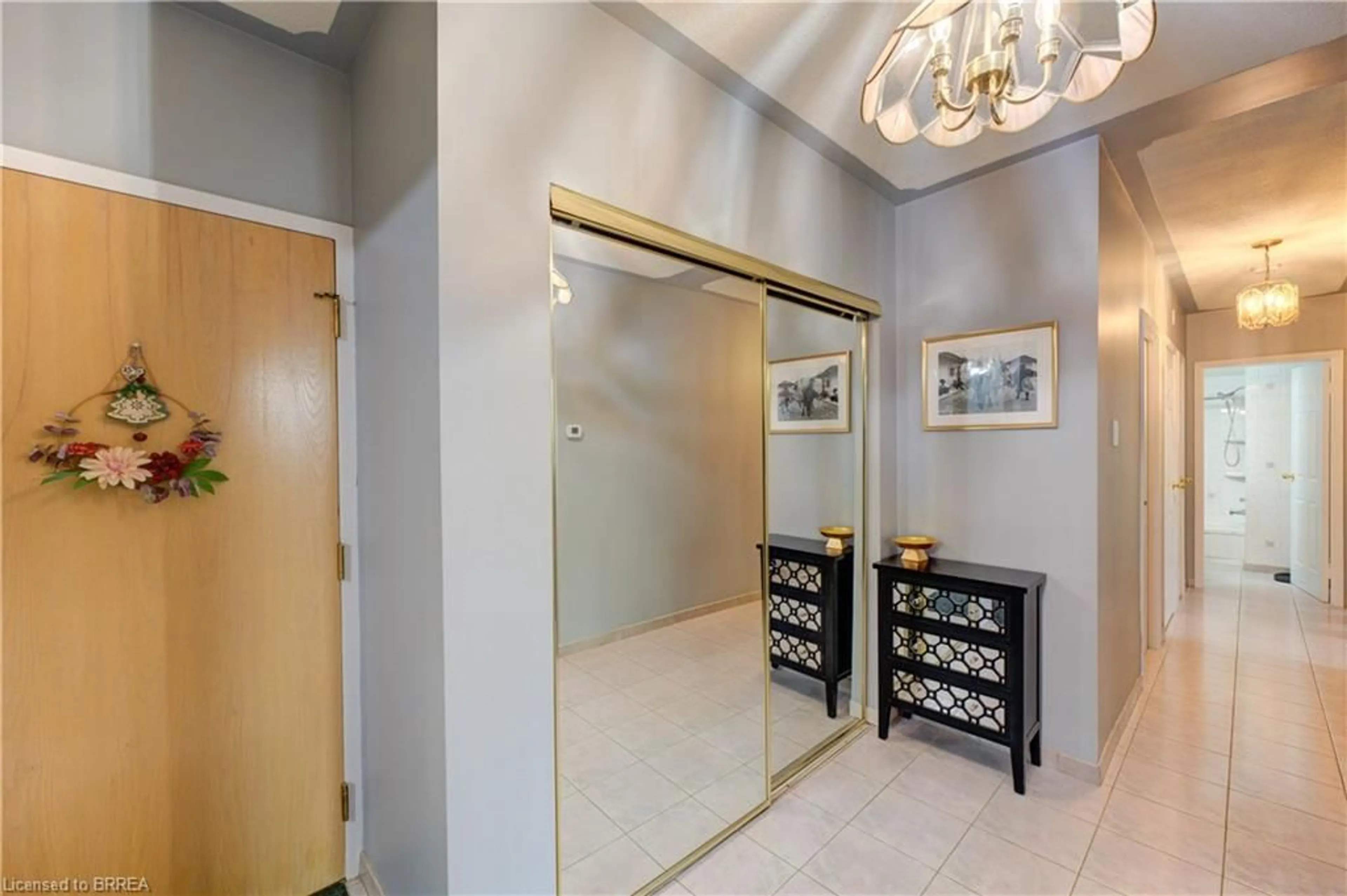 Indoor foyer for 9 Bonheur Crt #108, Brantford Ontario N3P 1Z5