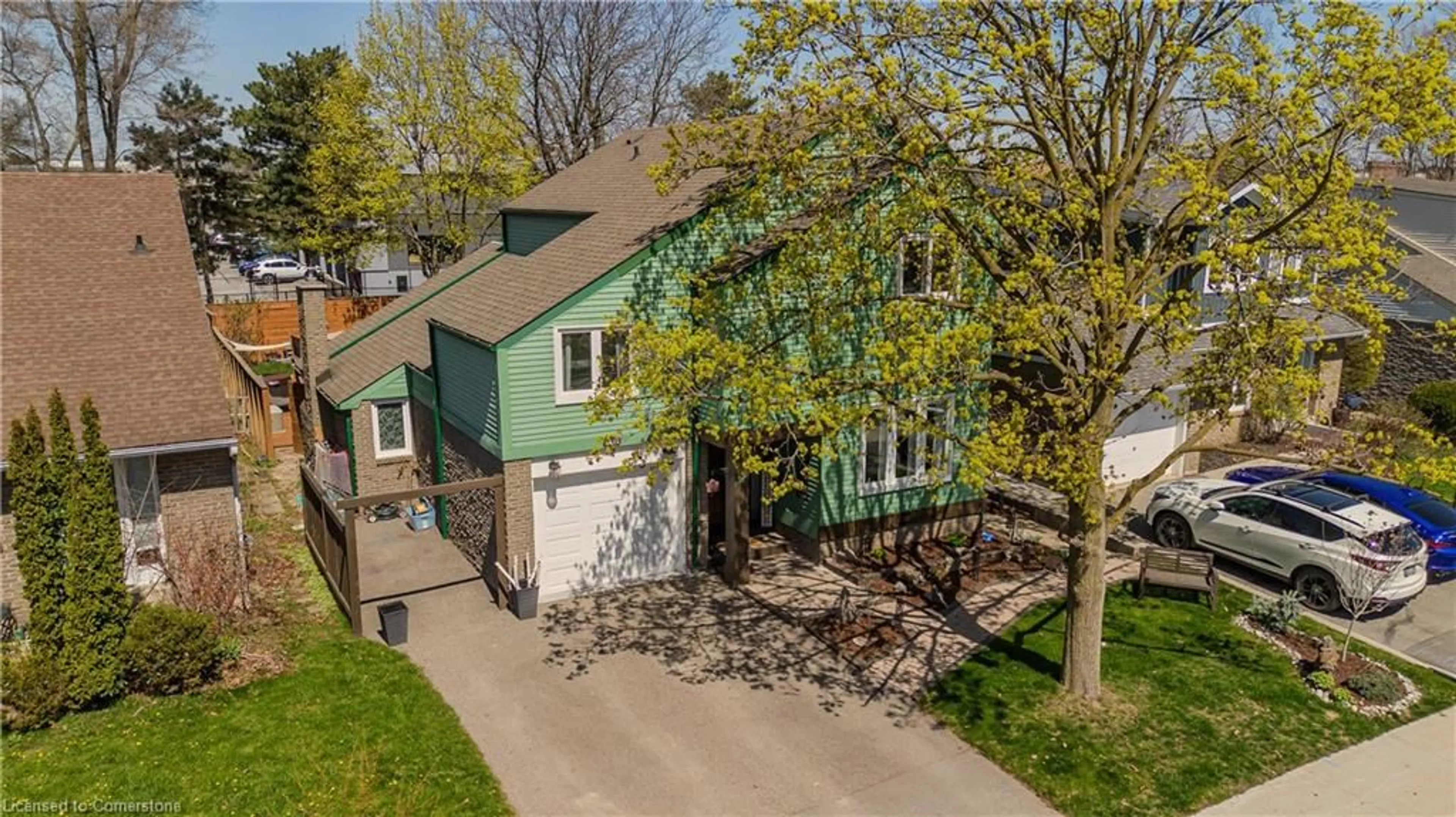 A pic from outside/outdoor area/front of a property/back of a property/a pic from drone, street for 3421 Rockwood Dr, Burlington Ontario L7N 3H6
