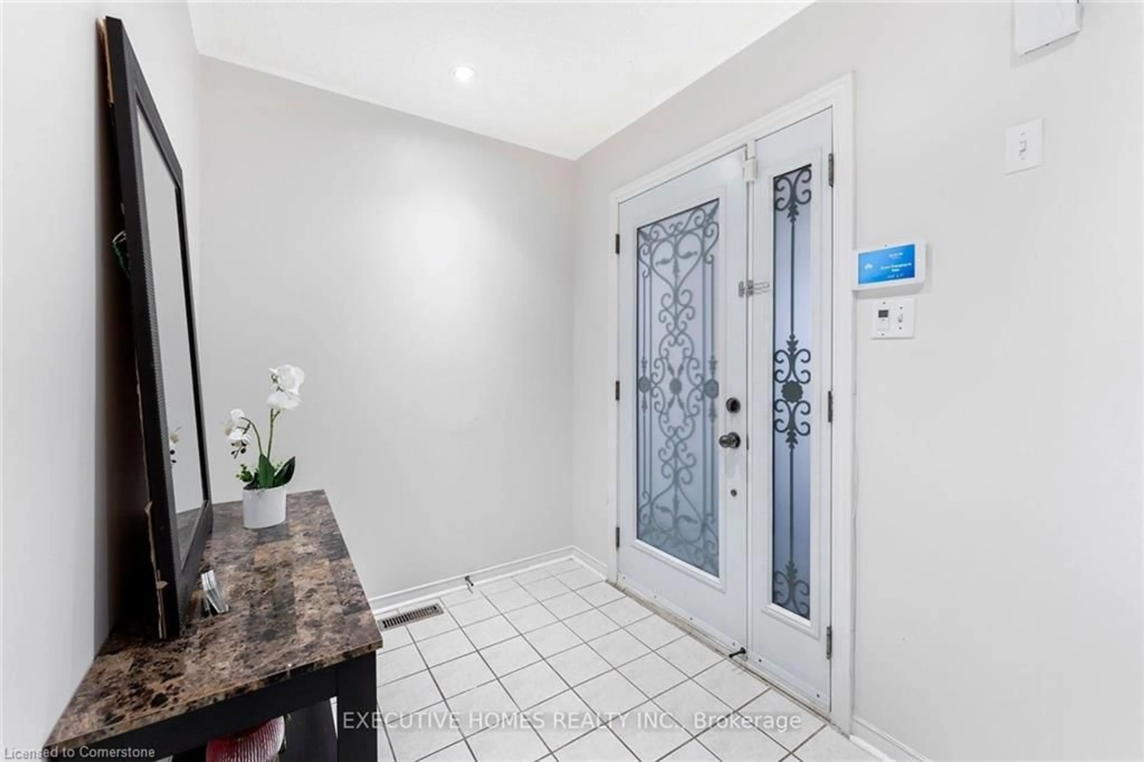 Indoor foyer for 44 Pebblestone Cir, Brampton Ontario L6X 4N2