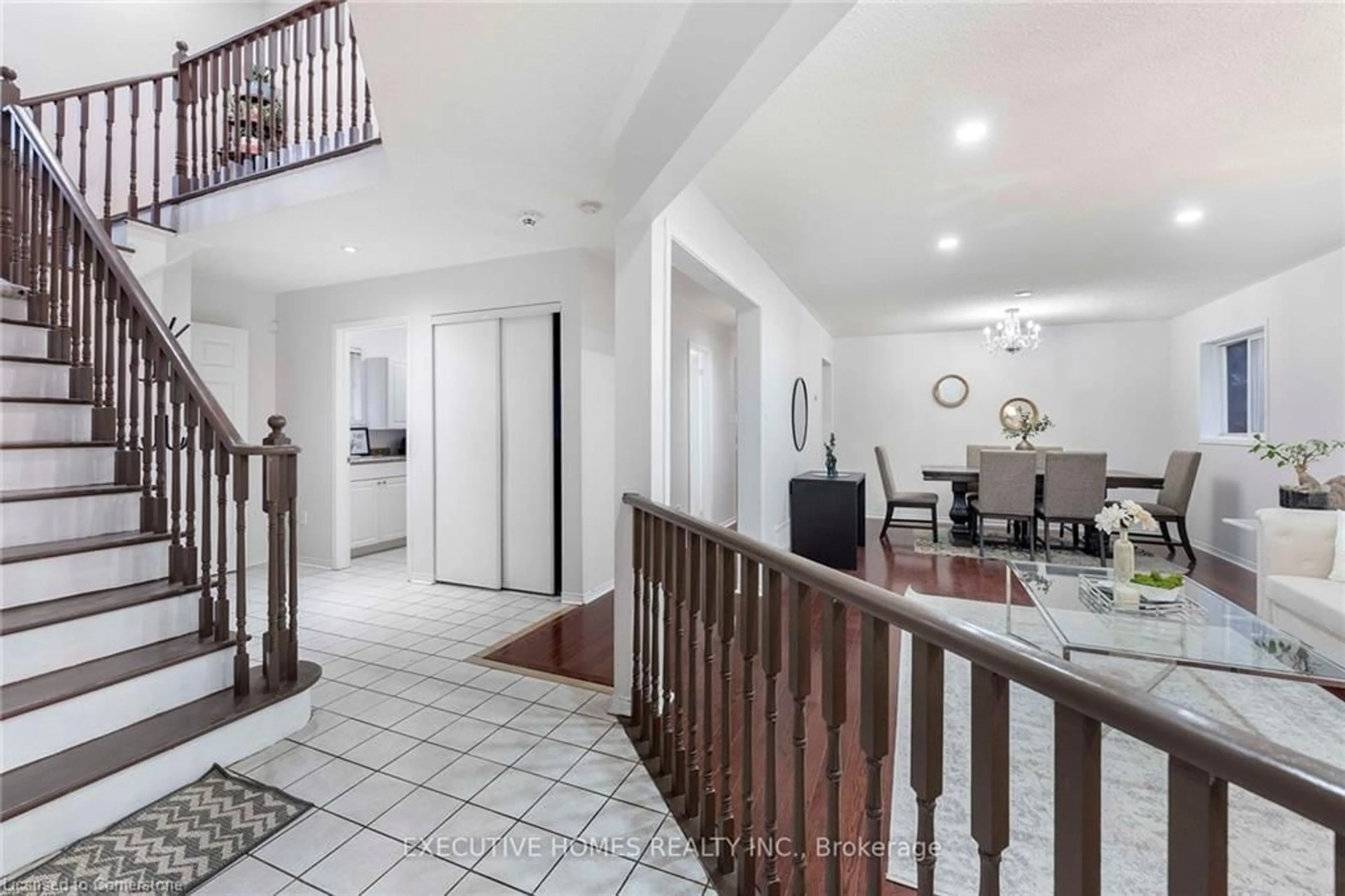 Indoor foyer for 44 Pebblestone Cir, Brampton Ontario L6X 4N2