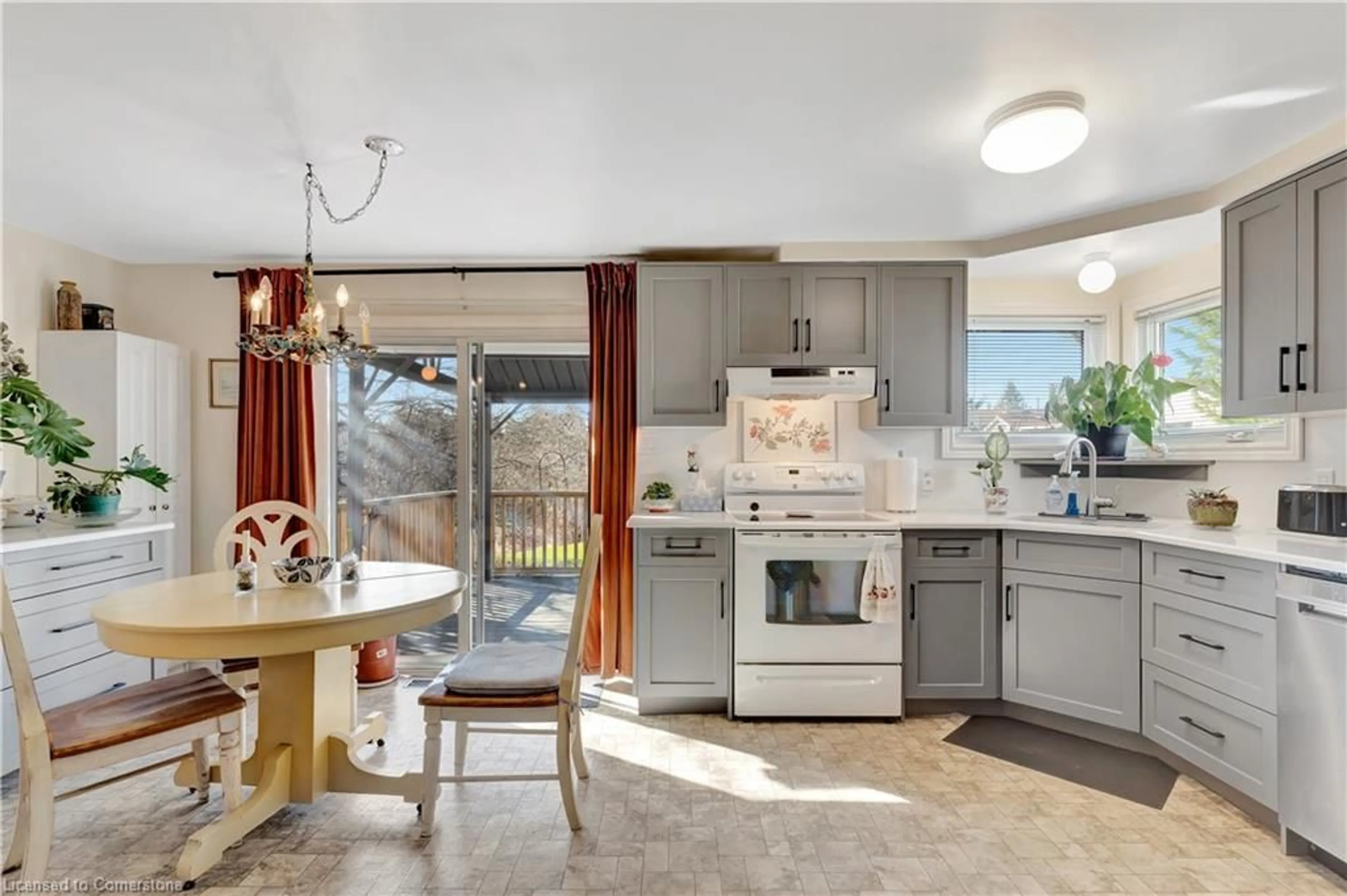 Open concept kitchen, ceramic/tile floor for 29 Morningside Cir, New Hamburg Ontario N3A 2G2