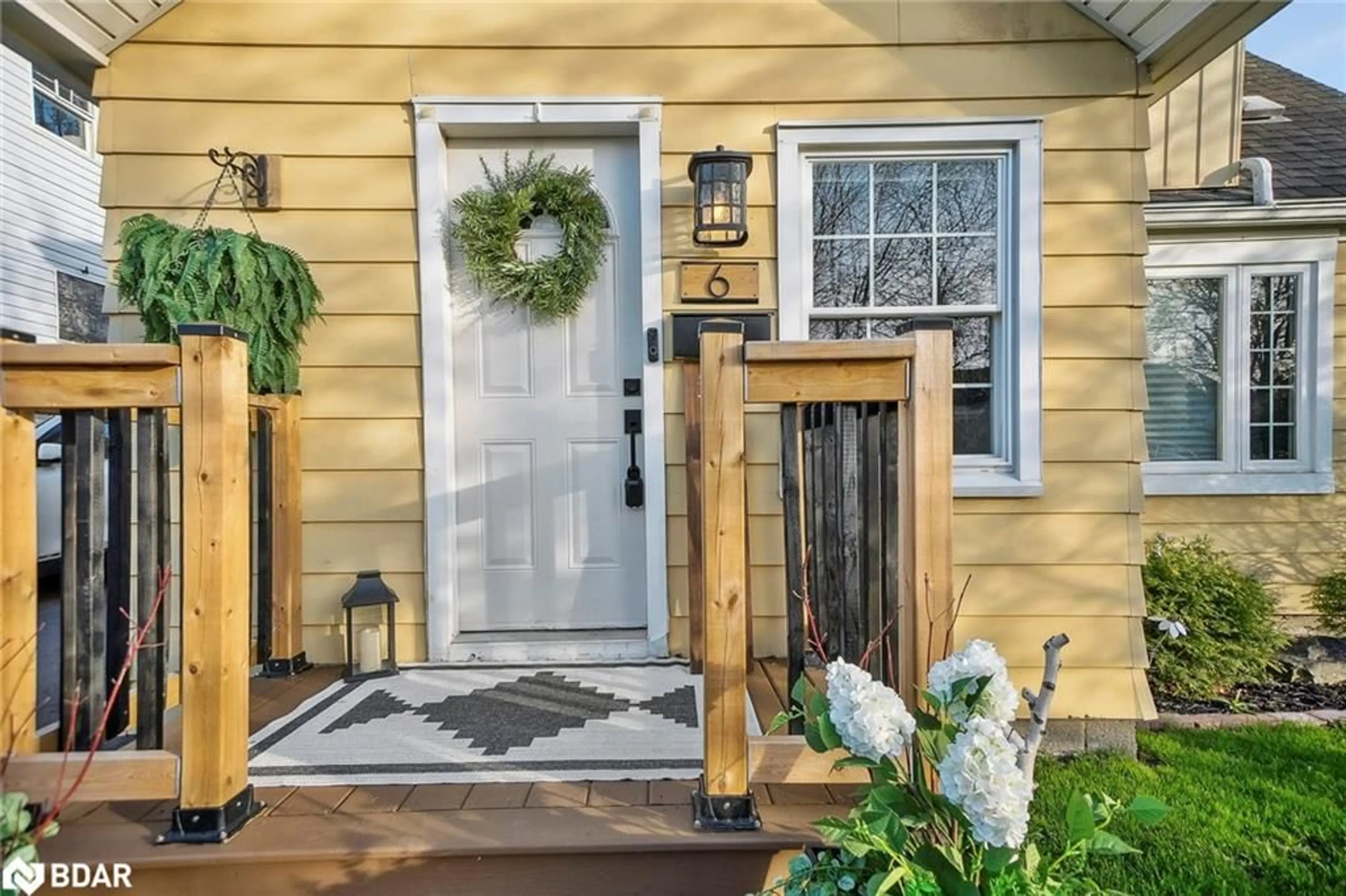 Indoor entryway for 6 Beverly Street St, St. Catharines Ontario L2P 2K1
