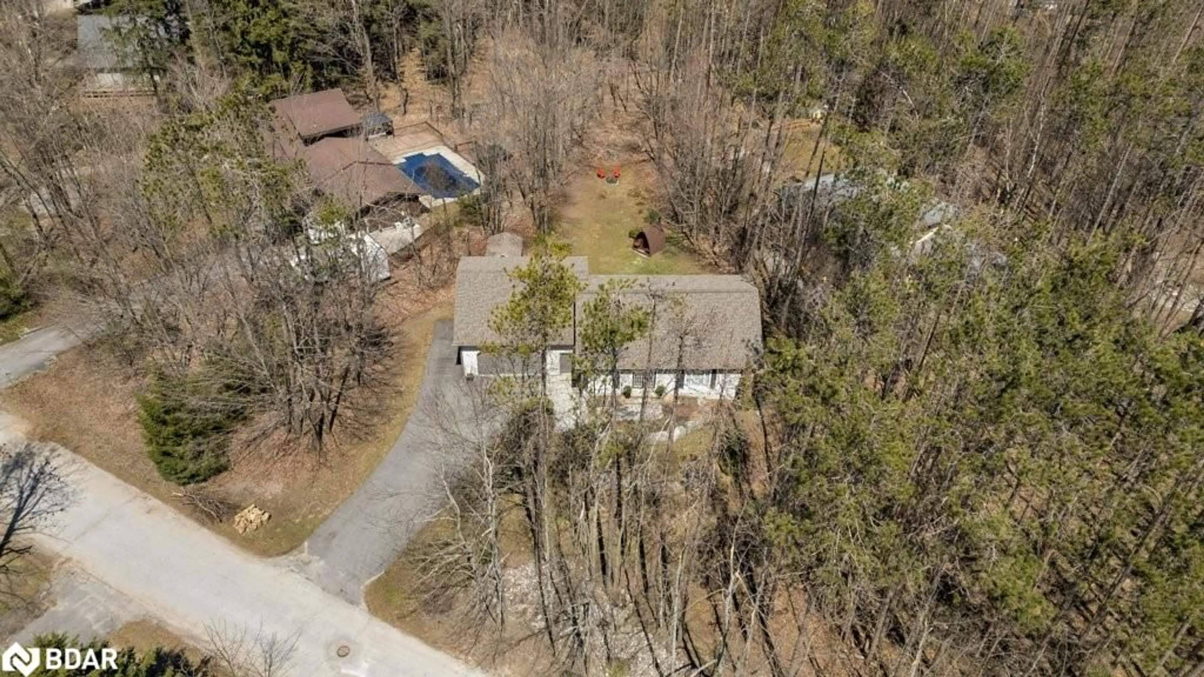 A pic from outside/outdoor area/front of a property/back of a property/a pic from drone, unknown for 20 Cathedral Pines Rd, Barrie Ontario L4M 4Y8