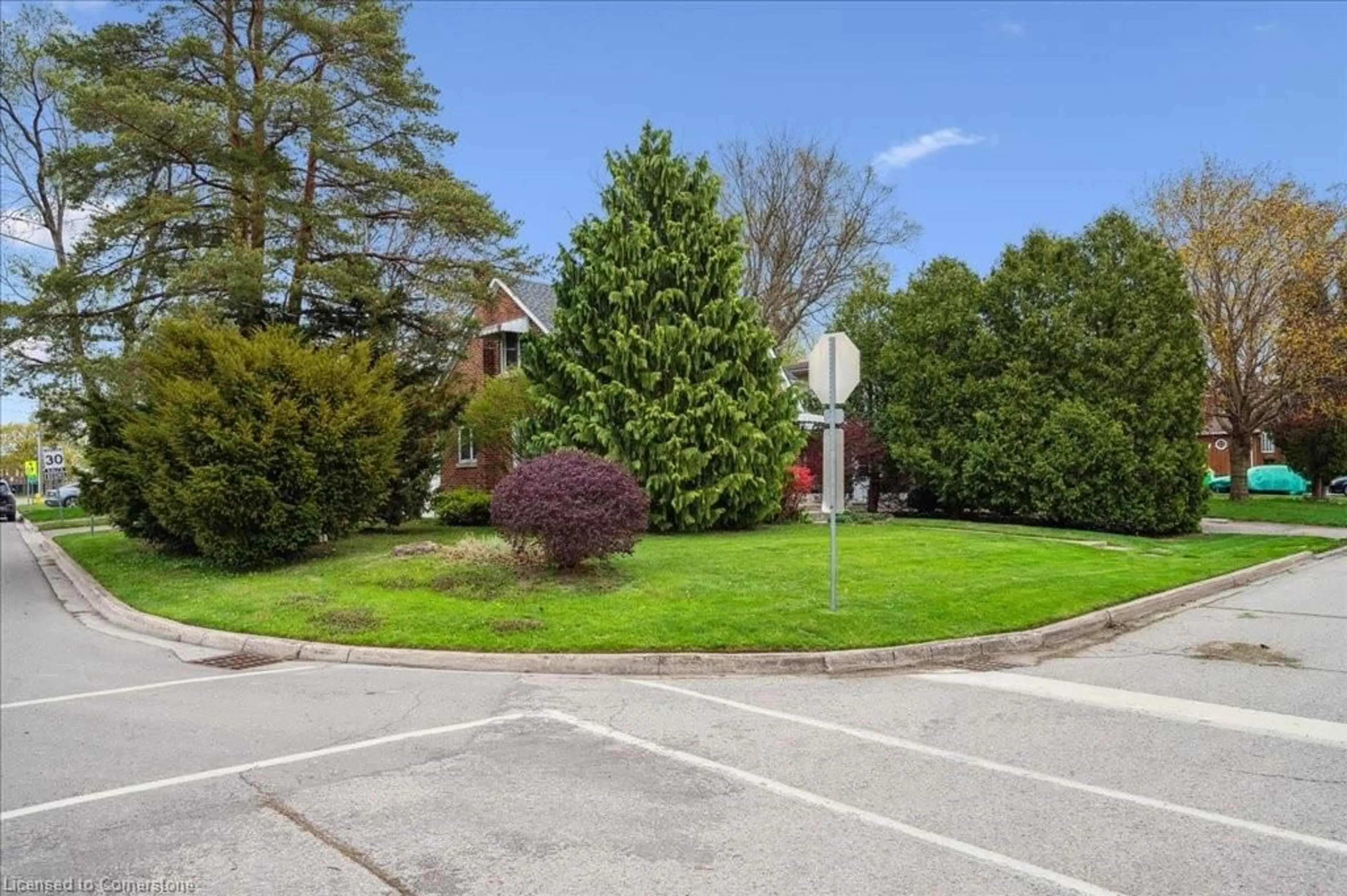 A pic from outside/outdoor area/front of a property/back of a property/a pic from drone, street for 165 Hungerford Rd, Cambridge Ontario N3C 2R2