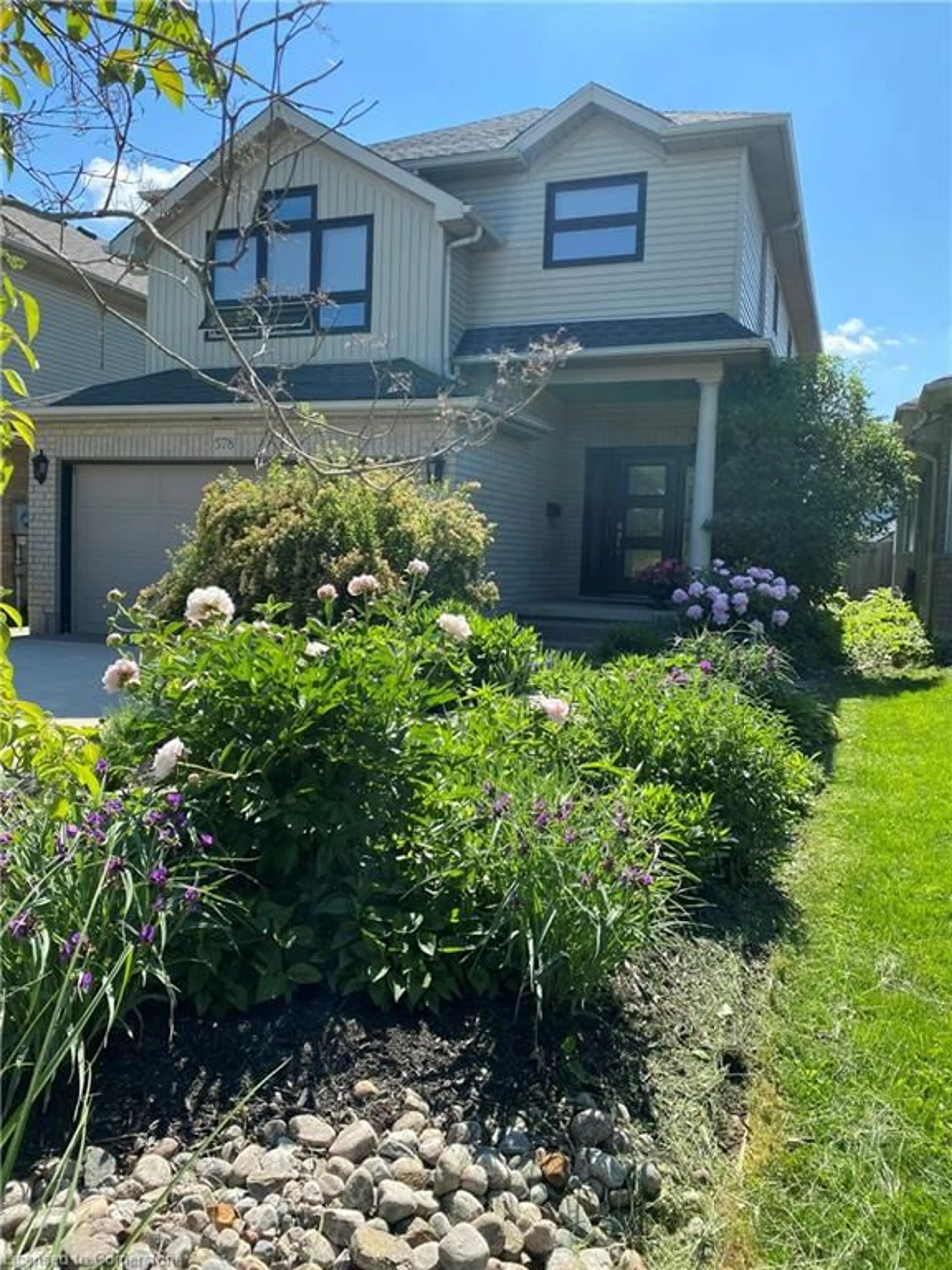 A pic from outside/outdoor area/front of a property/back of a property/a pic from drone, street for 578 Windjammer Way, Waterloo Ontario N2K 3Z6