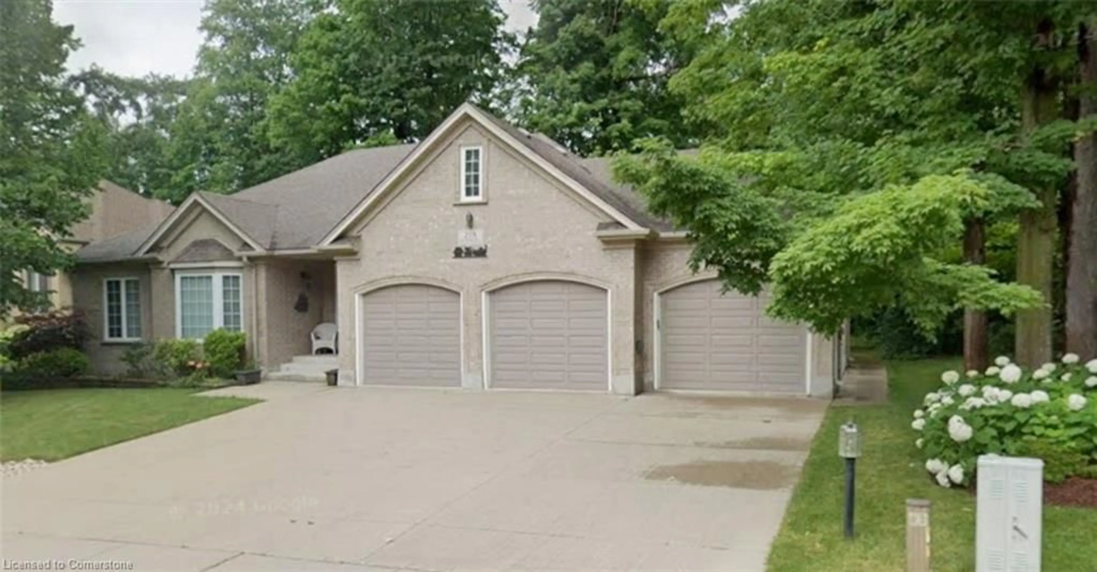 Indoor garage for 218 Old Chicopee Dr, Kitchener Ontario N2A 4G6