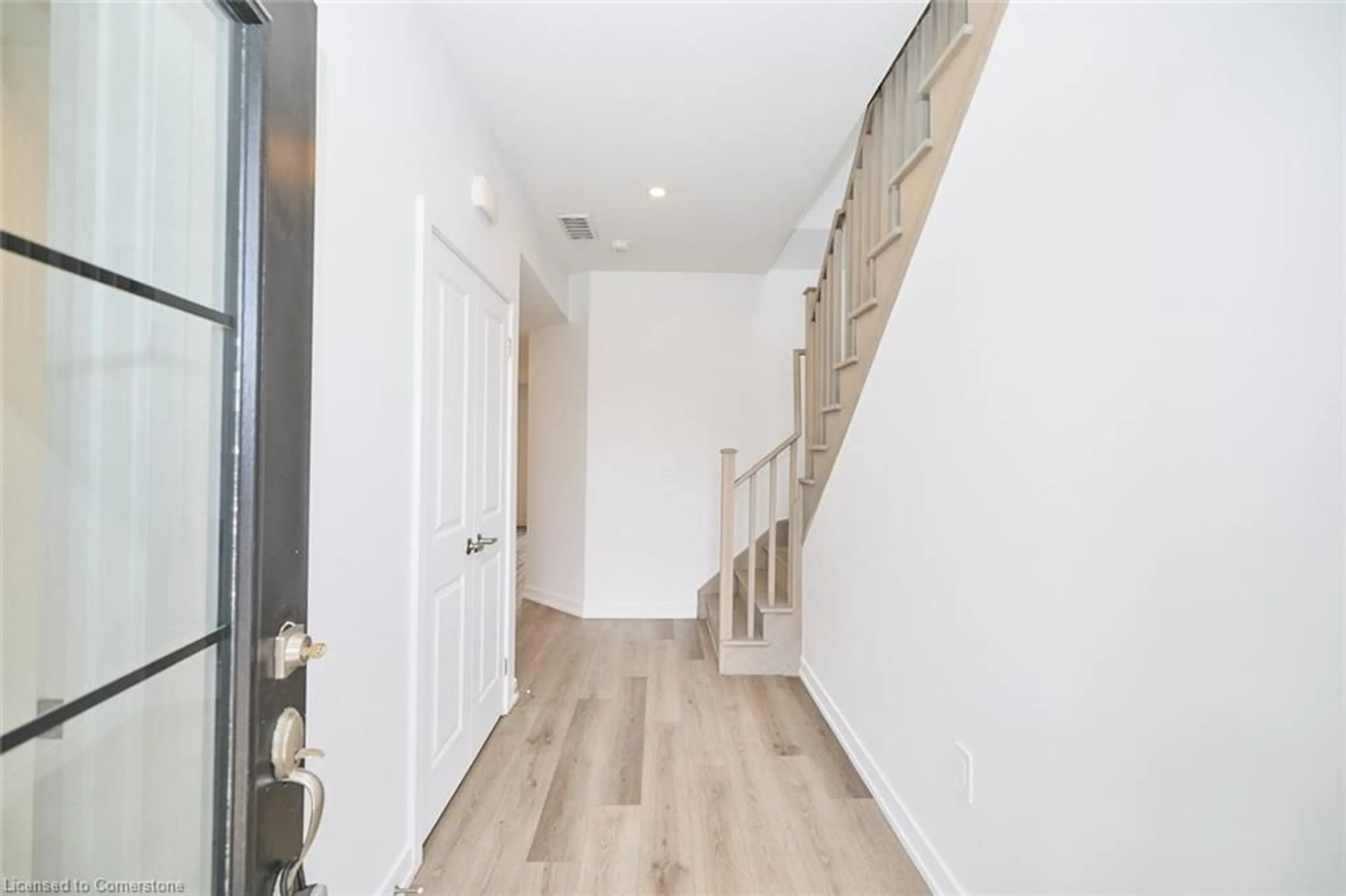 Indoor entryway for 6591 Montrose Rd #202, Niagara Falls Ontario L2H 1M3