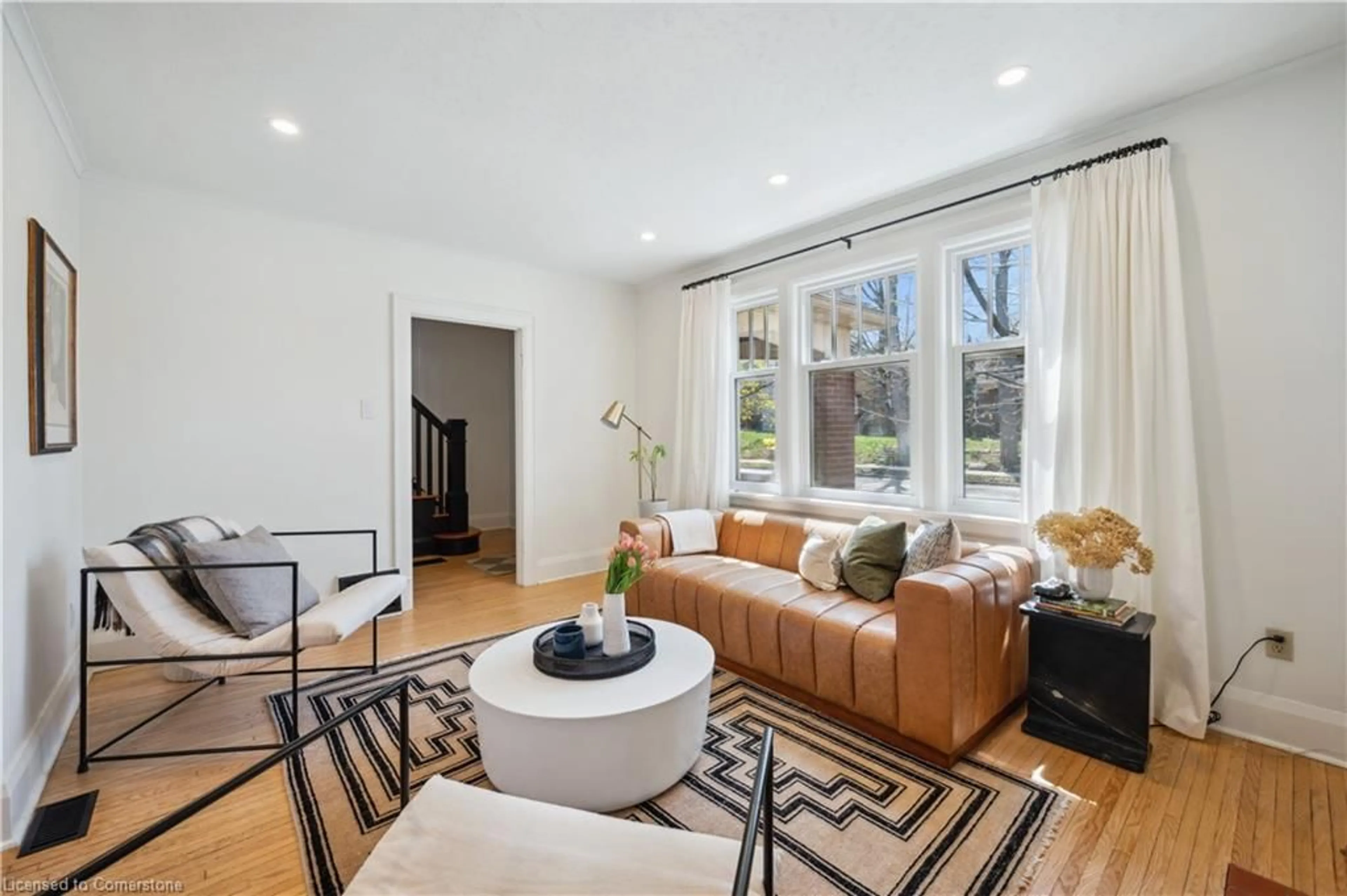 Living room with furniture, unknown for 24 Mary St, Kitchener Ontario N2H 3R1