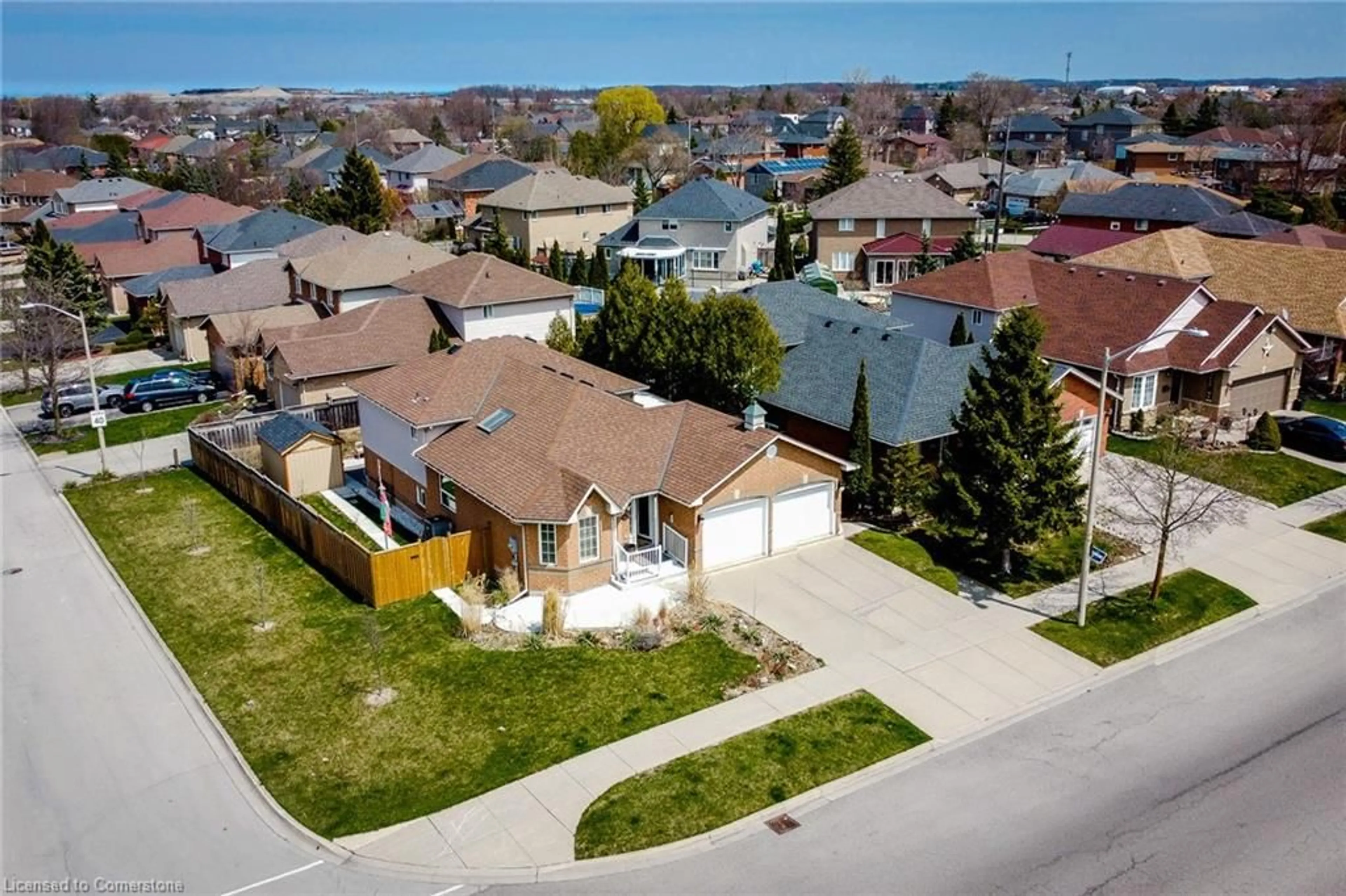 A pic from outside/outdoor area/front of a property/back of a property/a pic from drone, street for 146 Highbury Dr, Hamilton Ontario L9J 3T1