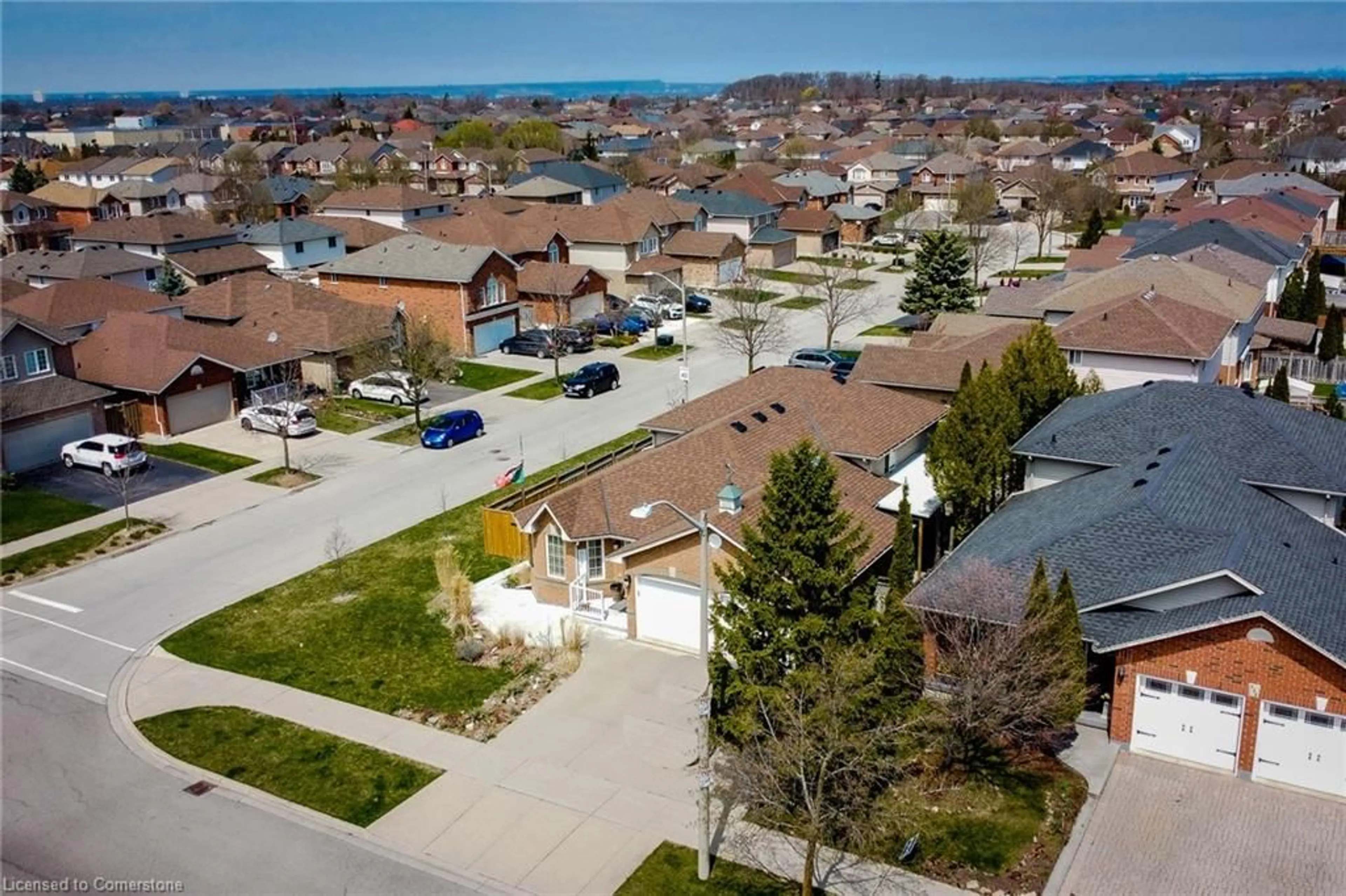 A pic from outside/outdoor area/front of a property/back of a property/a pic from drone, street for 146 Highbury Dr, Hamilton Ontario L9J 3T1