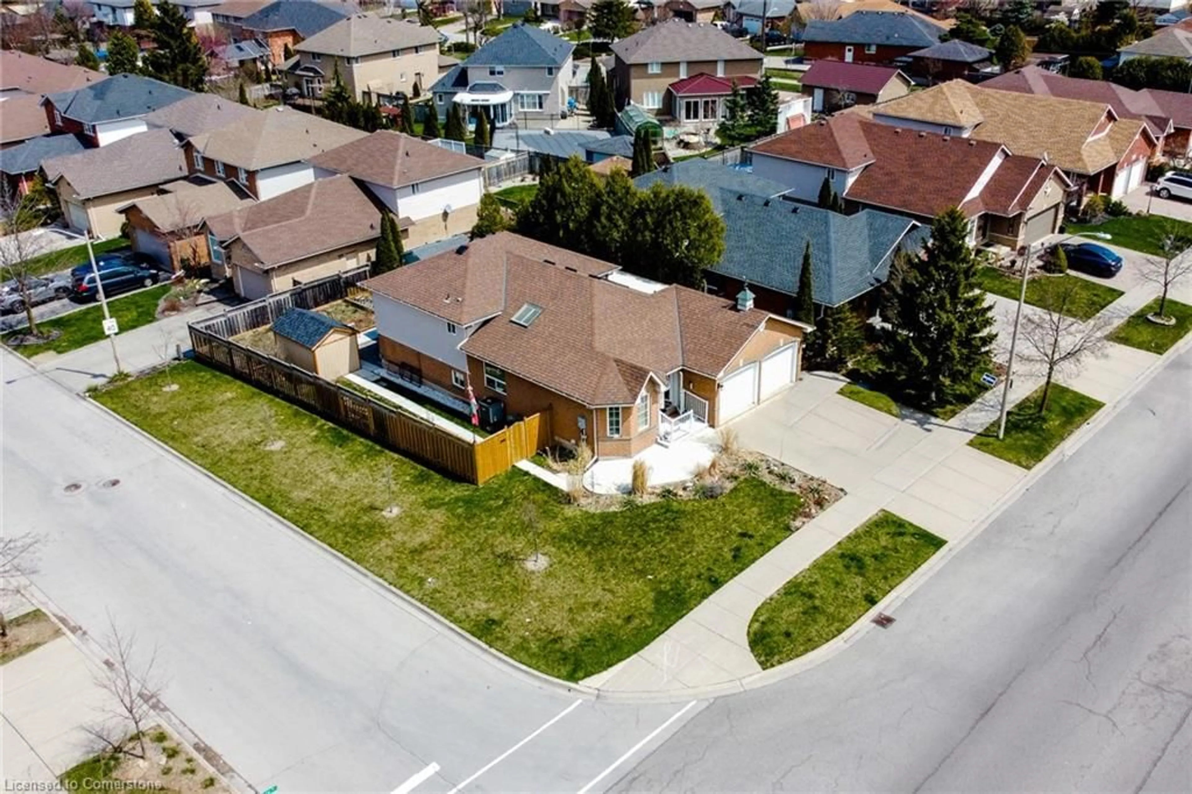 A pic from outside/outdoor area/front of a property/back of a property/a pic from drone, street for 146 Highbury Dr, Hamilton Ontario L9J 3T1