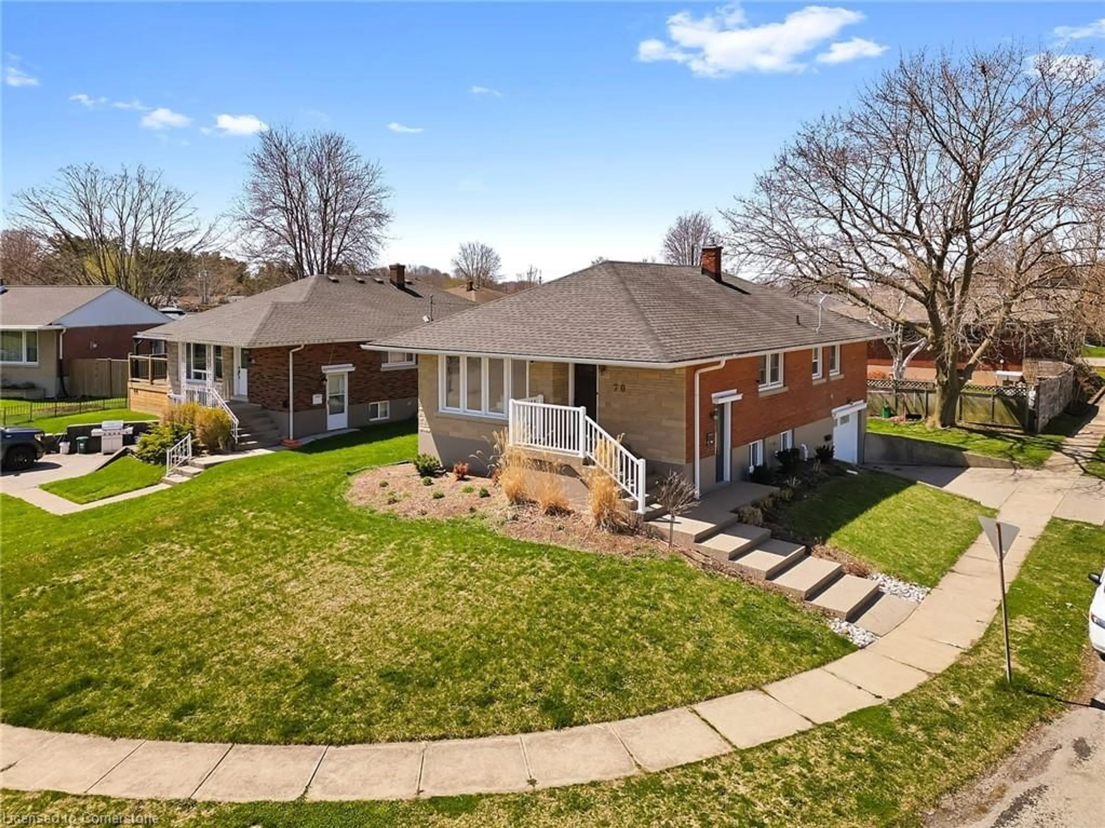 A pic from outside/outdoor area/front of a property/back of a property/a pic from drone, street for 70 South Cres, Port Colborne Ontario L3K 2X9