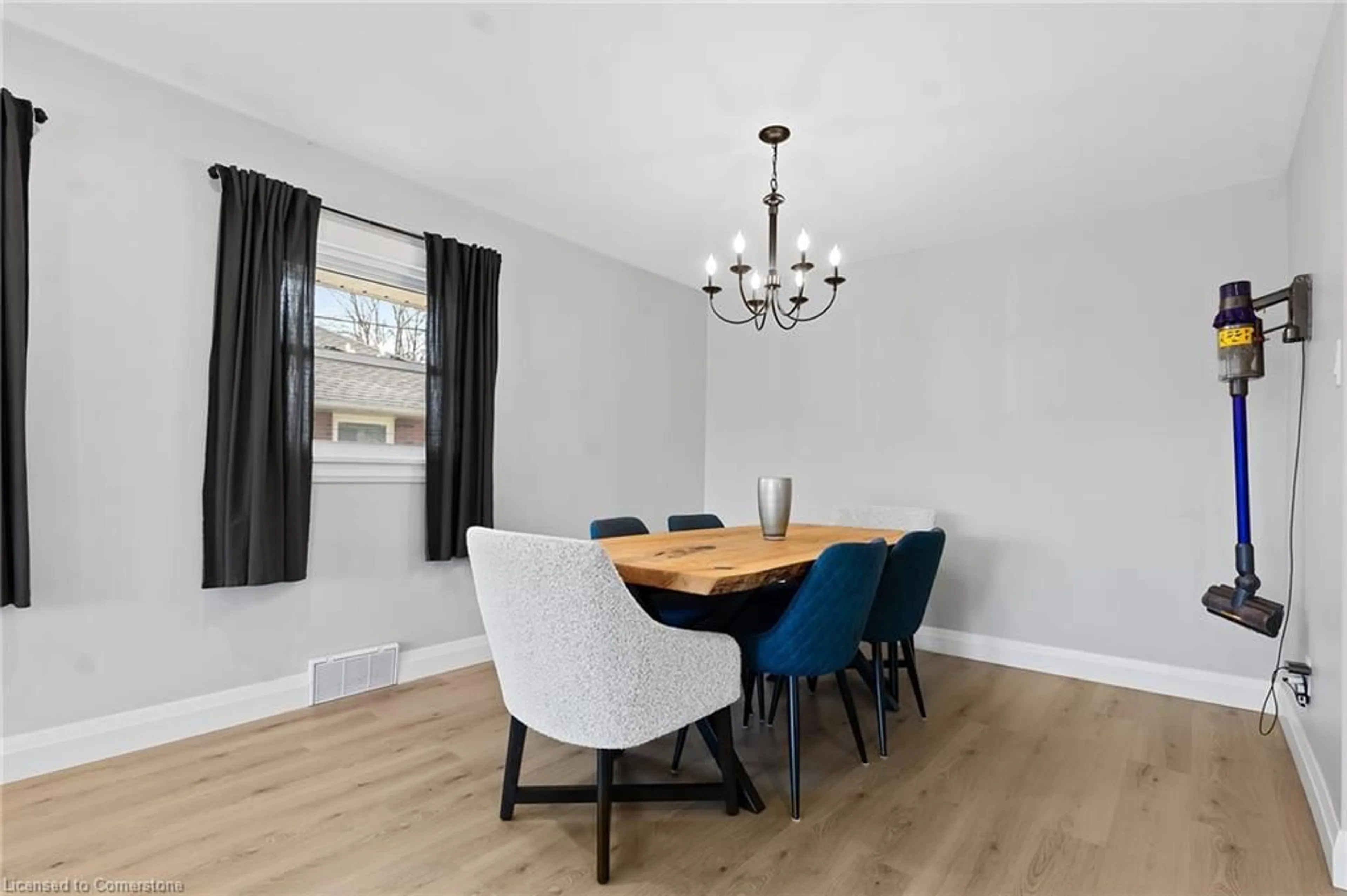 Dining room, wood/laminate floor for 70 South Cres, Port Colborne Ontario L3K 2X9