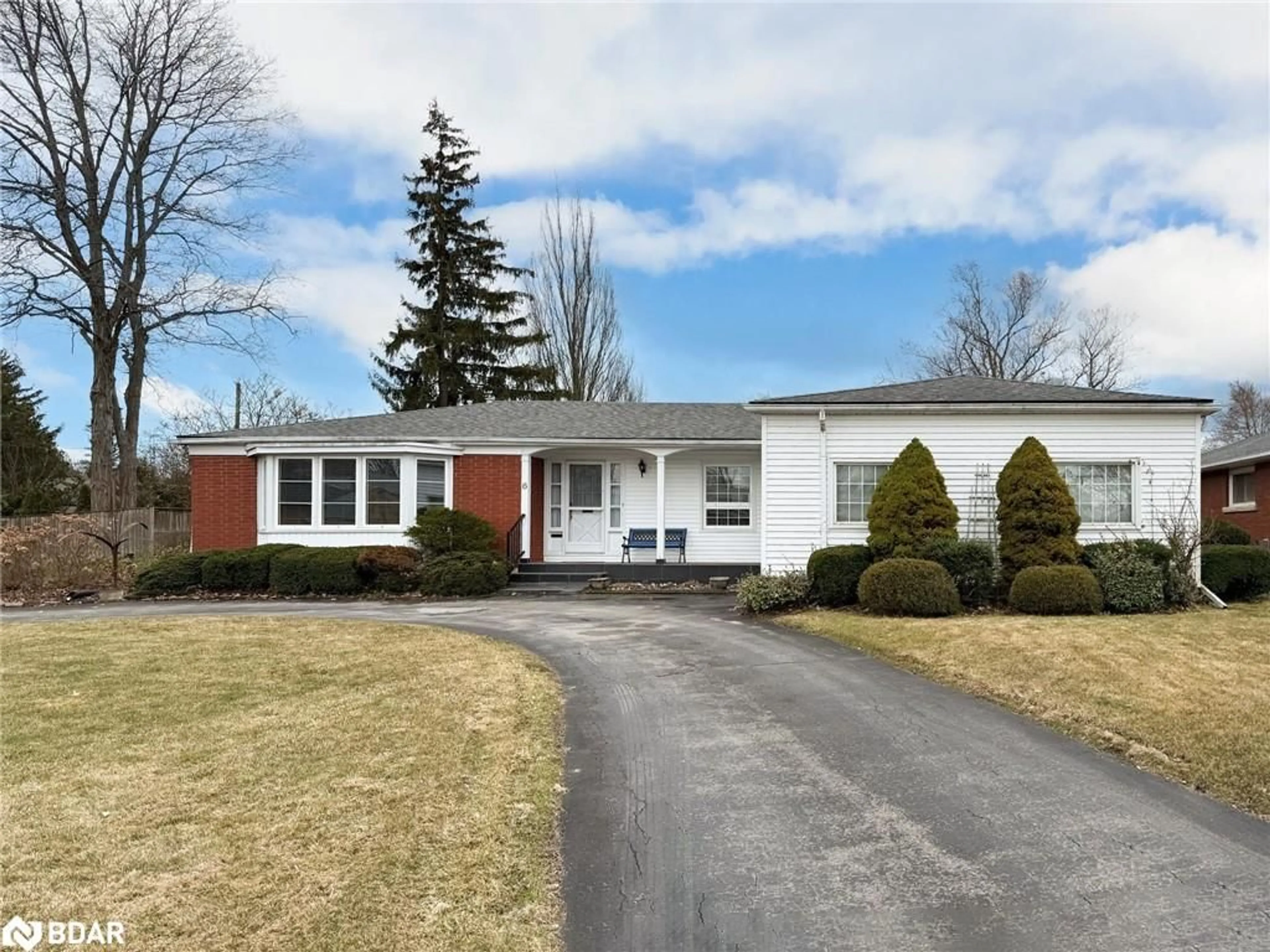 Home with vinyl exterior material, street for 6 Glendale Dr, Welland Ontario L3C 4Y6