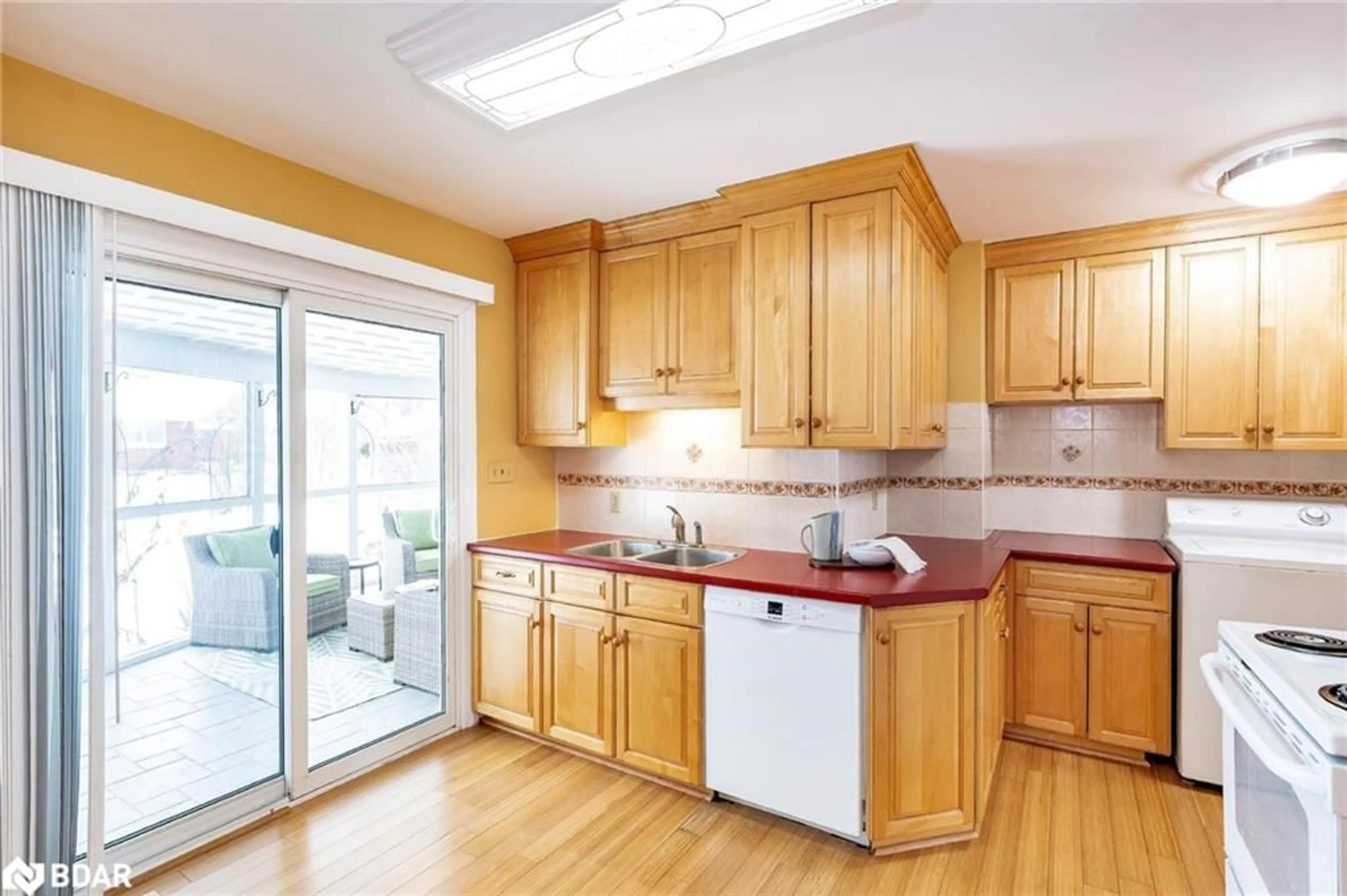Standard kitchen, unknown for 6 Glendale Dr, Welland Ontario L3C 4Y6