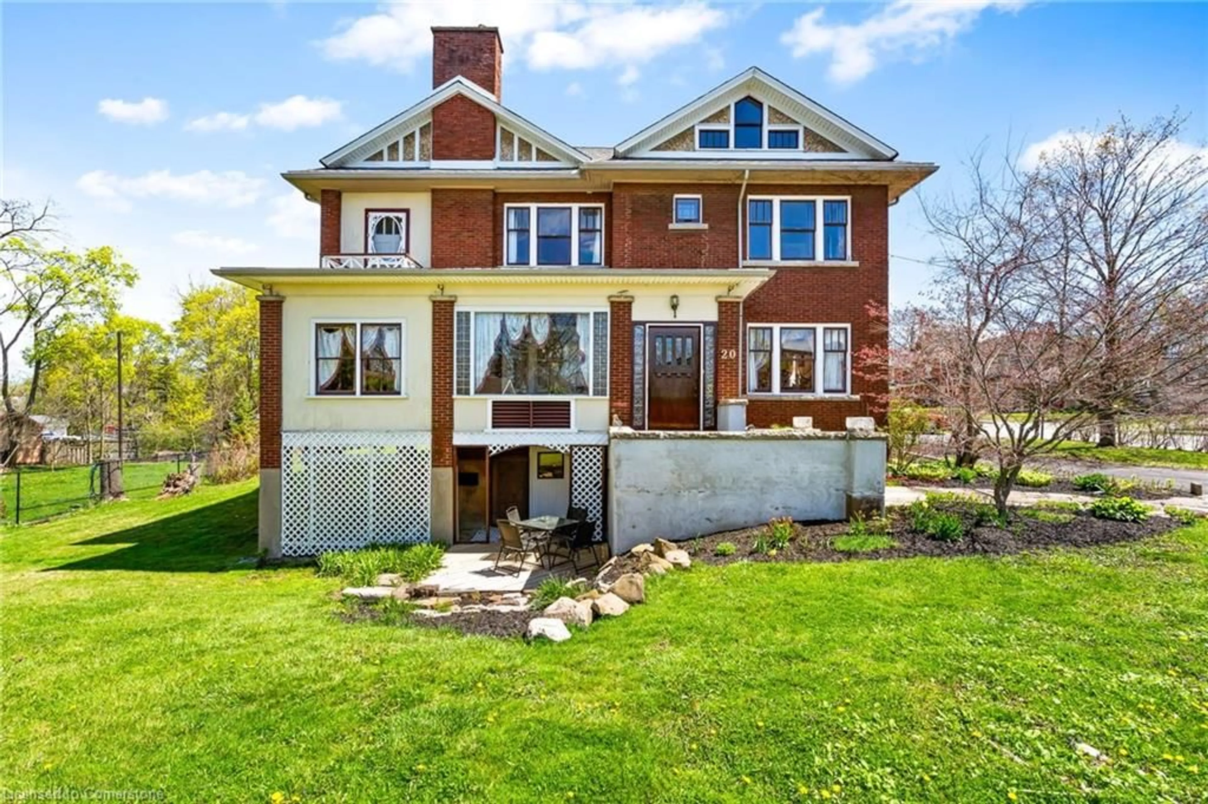 Home with brick exterior material, building for 20 Evan St, Welland Ontario L3B 3V4