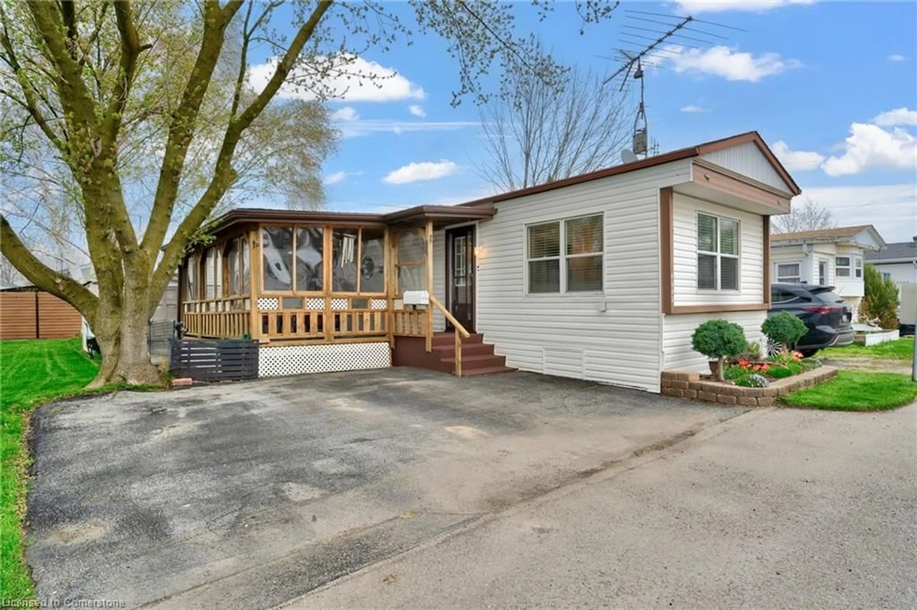 Home with vinyl exterior material, street for 4593 Abigail Lane, Beamsville Ontario L0R 1B1