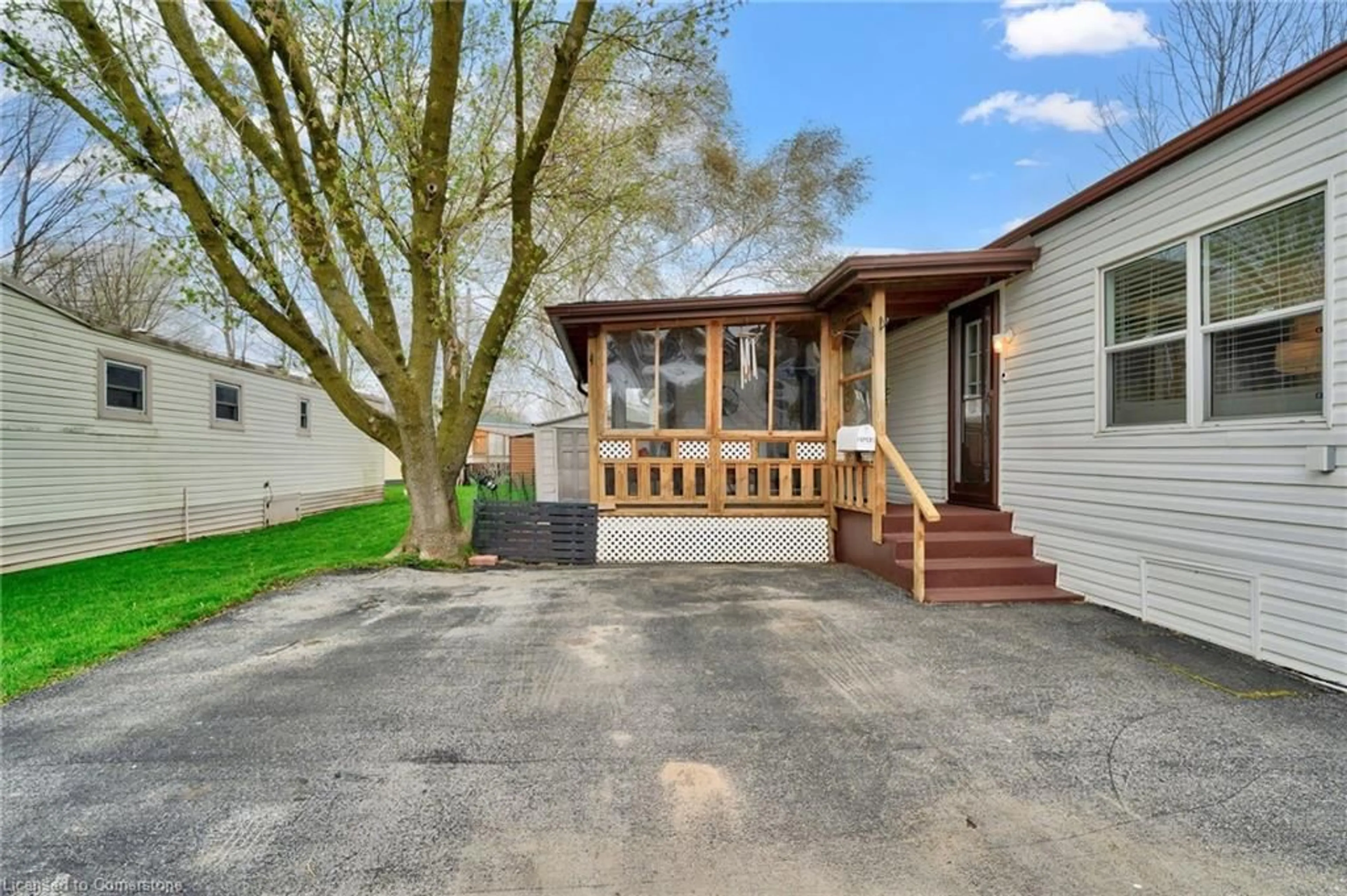 Home with vinyl exterior material, street for 4593 Abigail Lane, Beamsville Ontario L0R 1B1