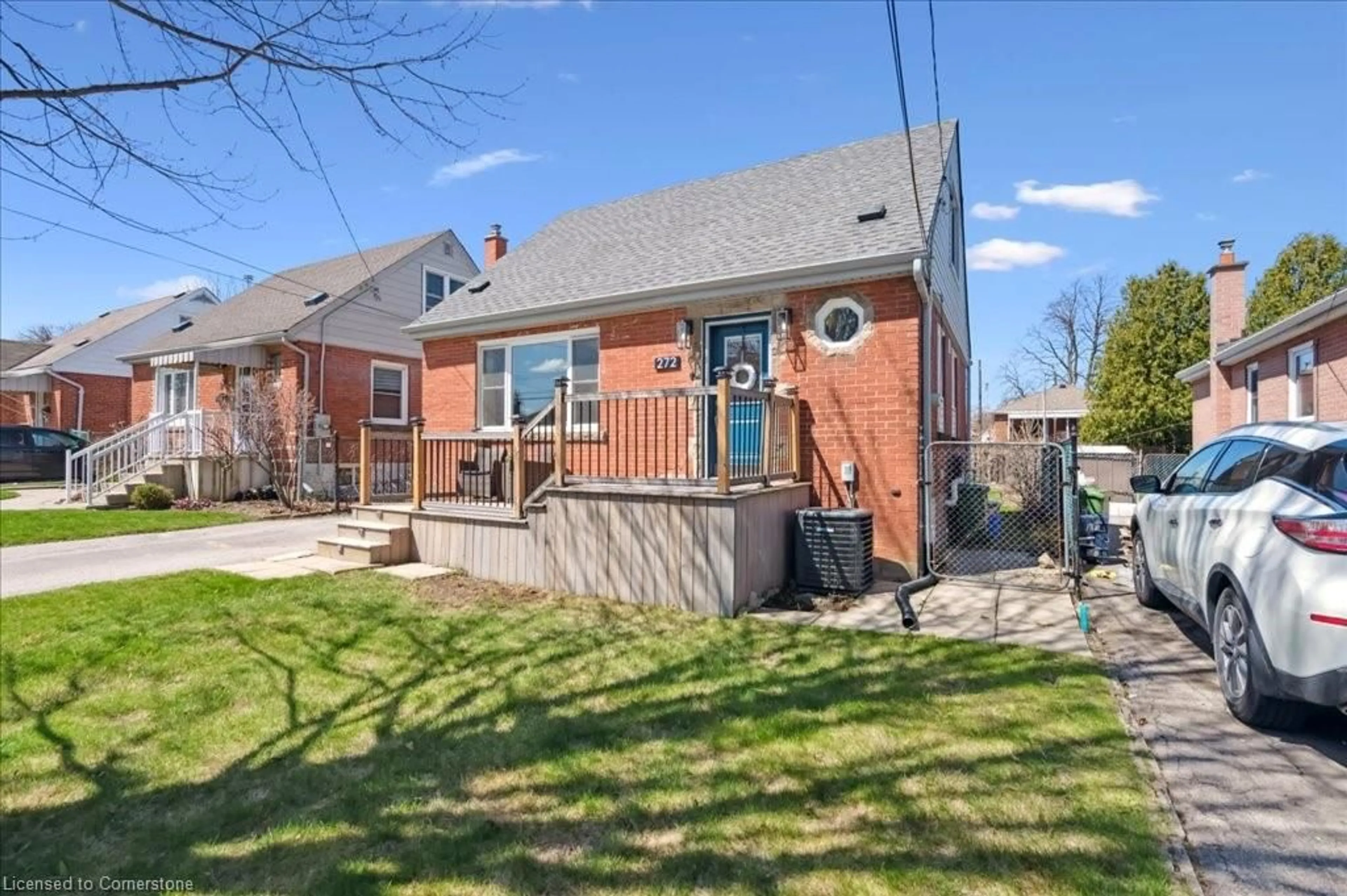 Patio, street for 272 East 35th St, Hamilton Ontario L8V 3Y4