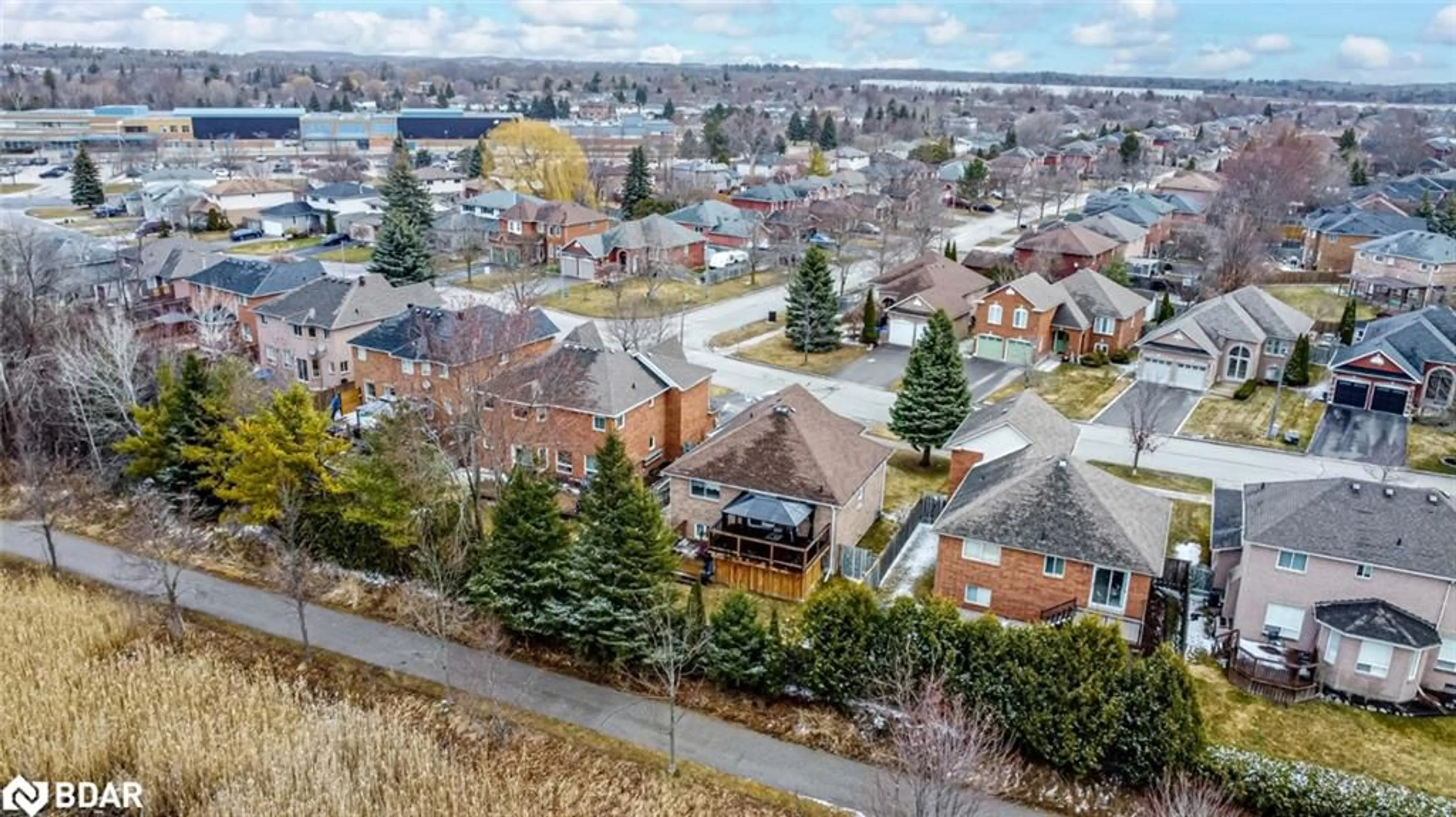 A pic from outside/outdoor area/front of a property/back of a property/a pic from drone, city buildings view from balcony for 27 Fairwood Dr, Keswick Ontario L4P 3X6